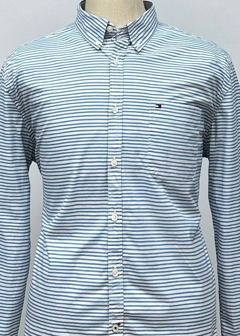 Camisa de botones Tommy Hilfiger 🇺🇸 en color blanco con rayas en color azul Talla XL Entalle Slim Fit (ver descripción)