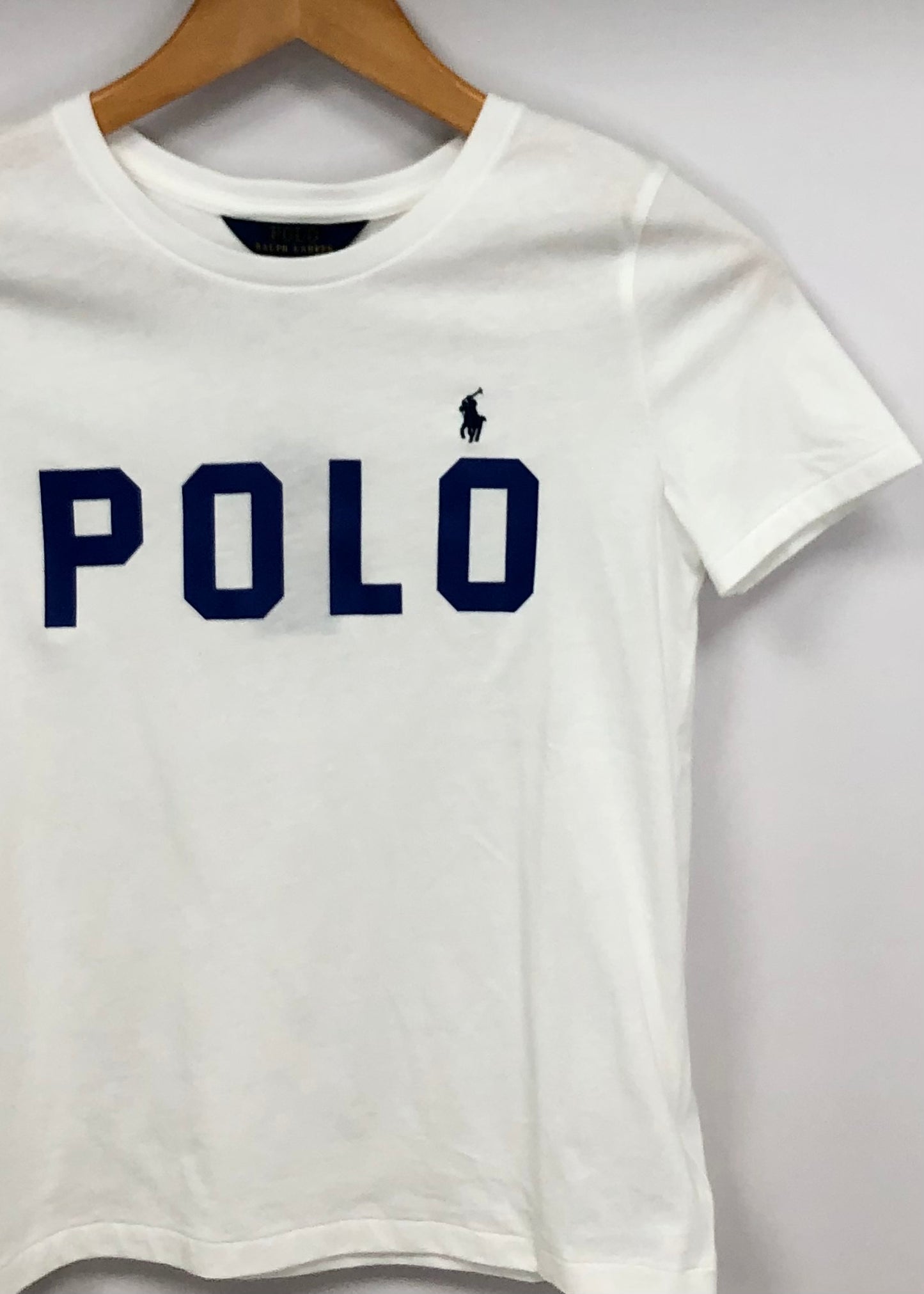 Camiseta cuello redondo de niña Ralph Lauren 🏇🏼  color blanco y logo en letras azul Talla L (12-14) Entalle Regular