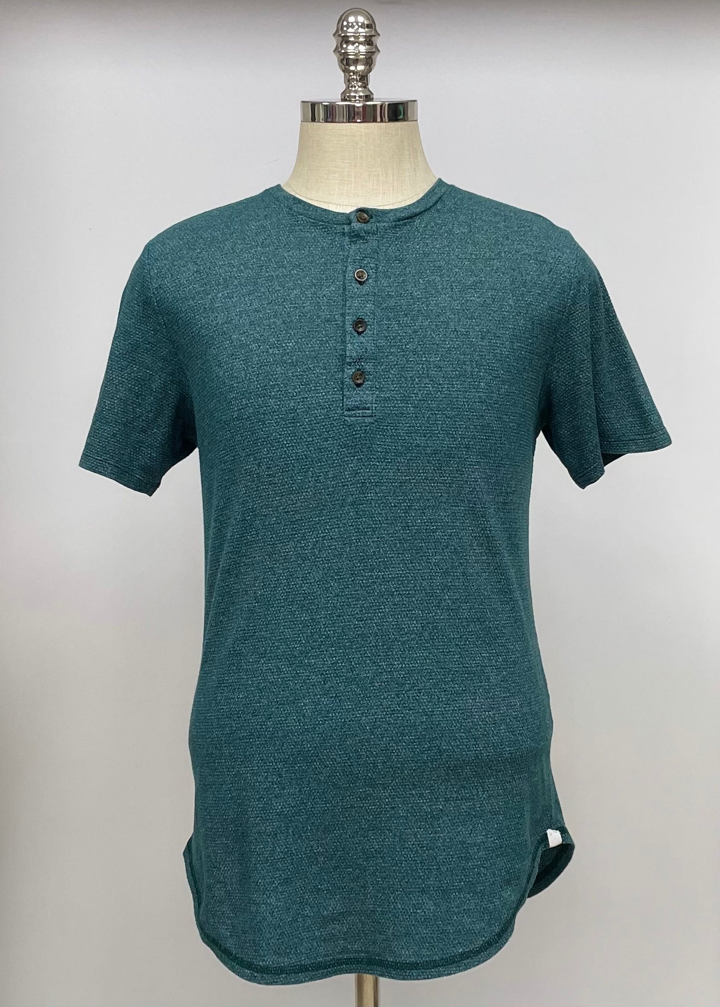 Camiseta Henley con botones marca On the byas 🇺🇸 color verde oscuro Talla M