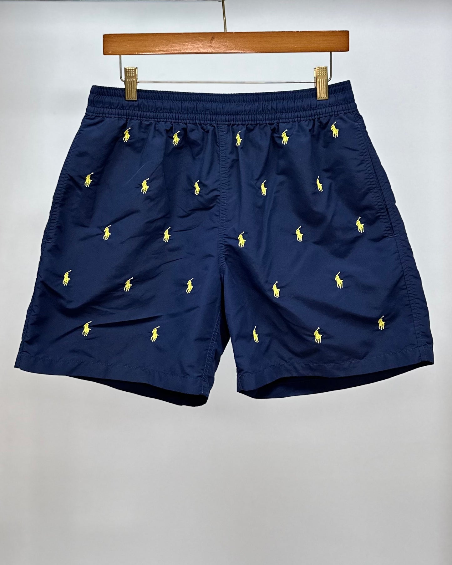 Short de baño Polo Ralph Lauren 🏇🏼 color azul navy con diseño de logos en amarillo talla M