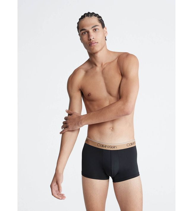 Paquete de 3 Calzoncillos tipo Boxer Calvin Klein de Microfibra Stretch en negro con cintura en dorado, blanco y negro - Tela ligera en Talla XL