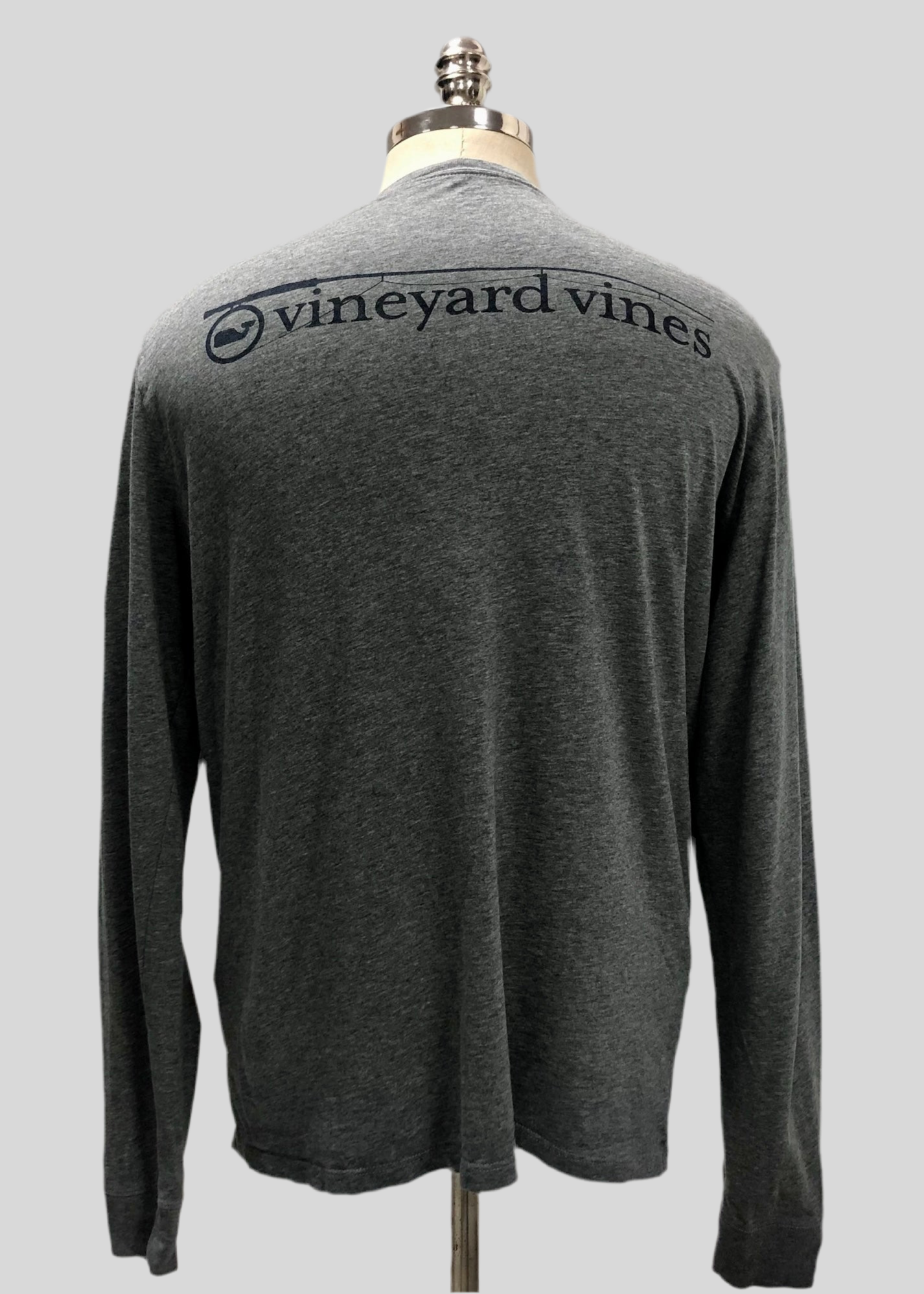 Camiseta cuello redondo Vineyard Vines 🐳 color gris oscuro y diseño de pesca Talla M