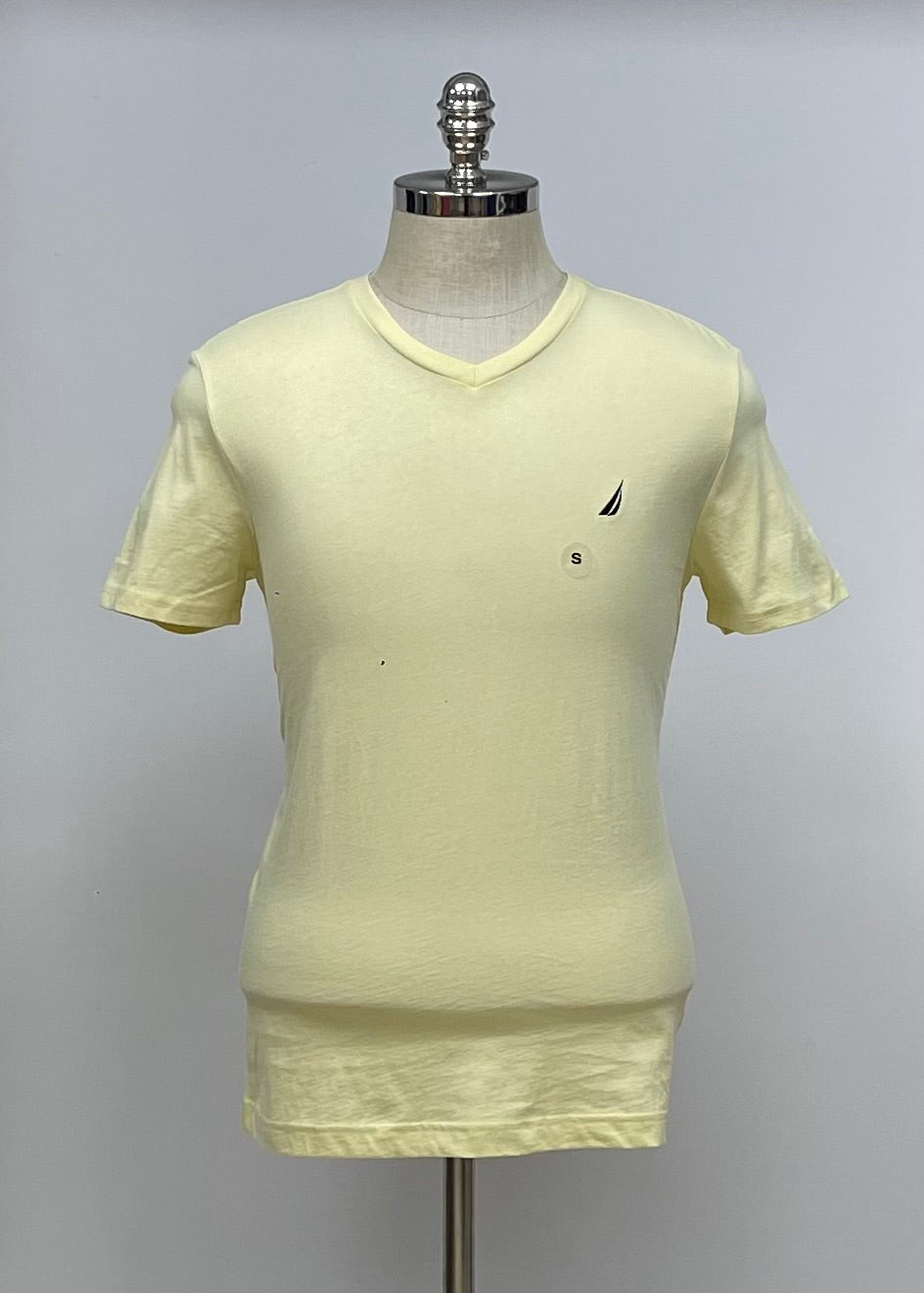 Camiseta cuello V Nautica ⚓️ color amarillo claro con logo azul navy Talla S