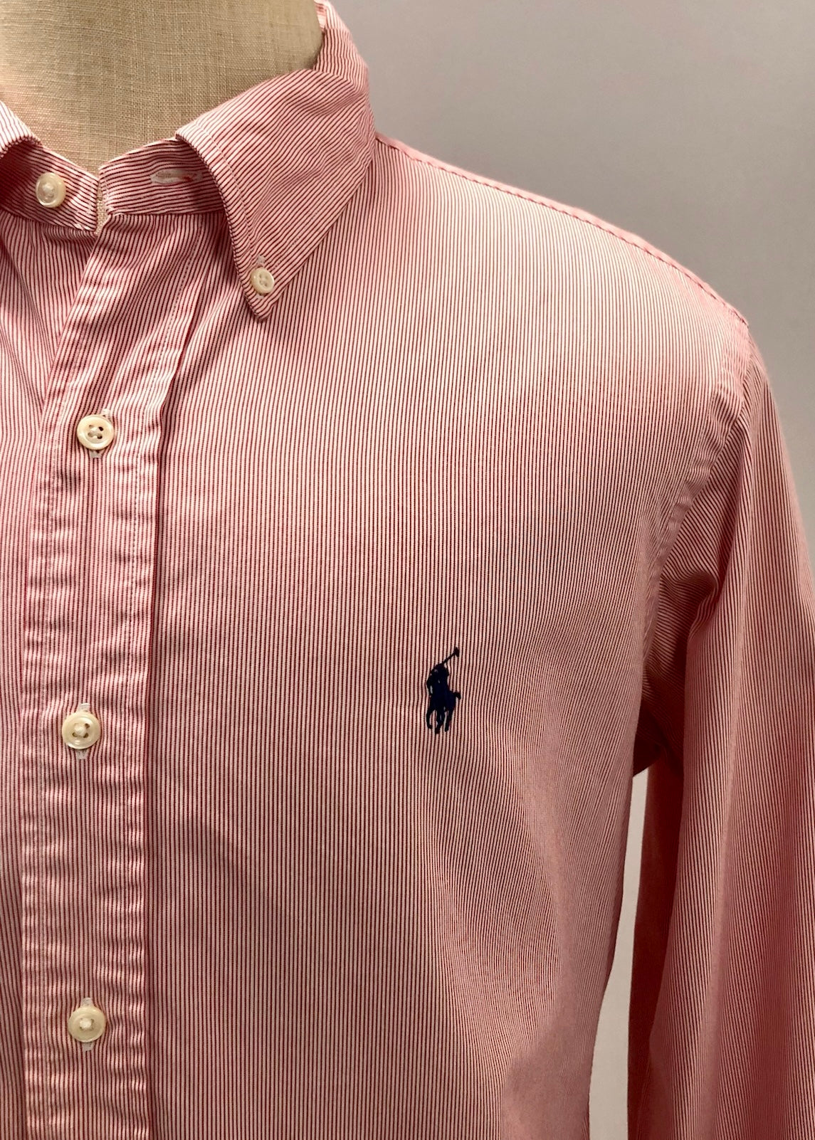 Camisa de botones Polo Ralph Lauren 🏇🏼 con patron de finas rayas en color rojo y blanco Talla L Entalle Custom Fit