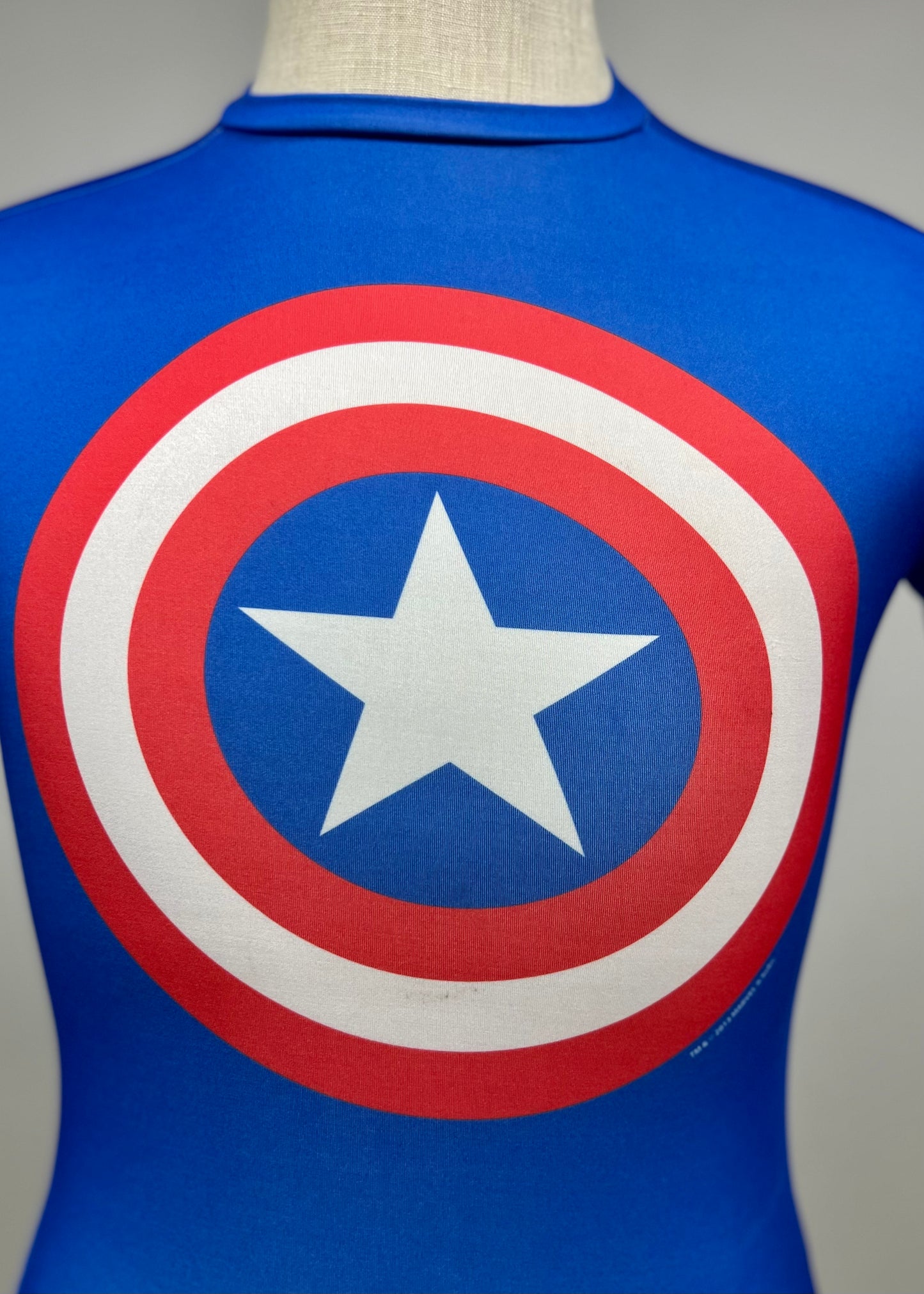 Camiseta de compresión Under Armour 🏋🏽 color azul con diseño de capitán america Talla M