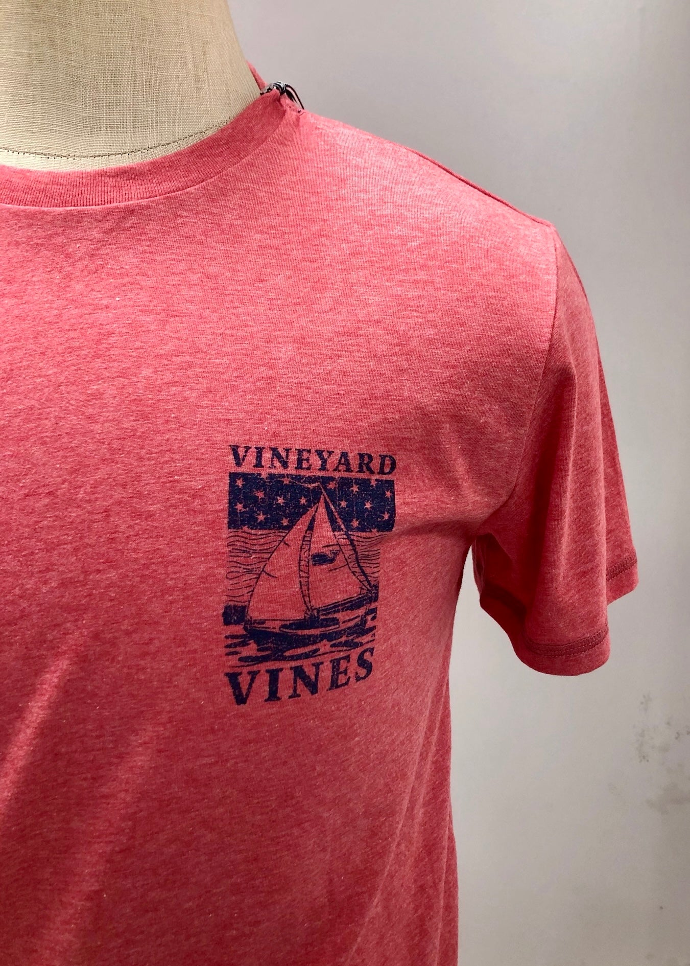 Camiseta cuello redondo Vineyard Vines 🐳 color rosado magenta con diseño de velero Talla M