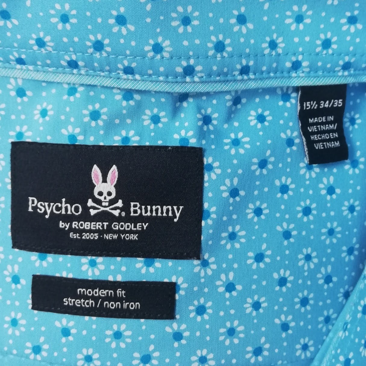 Camisa de botones Psycho Bunny 🐰 en color celeste y patron de flores en blanco Talla M Entalle Slim Fit