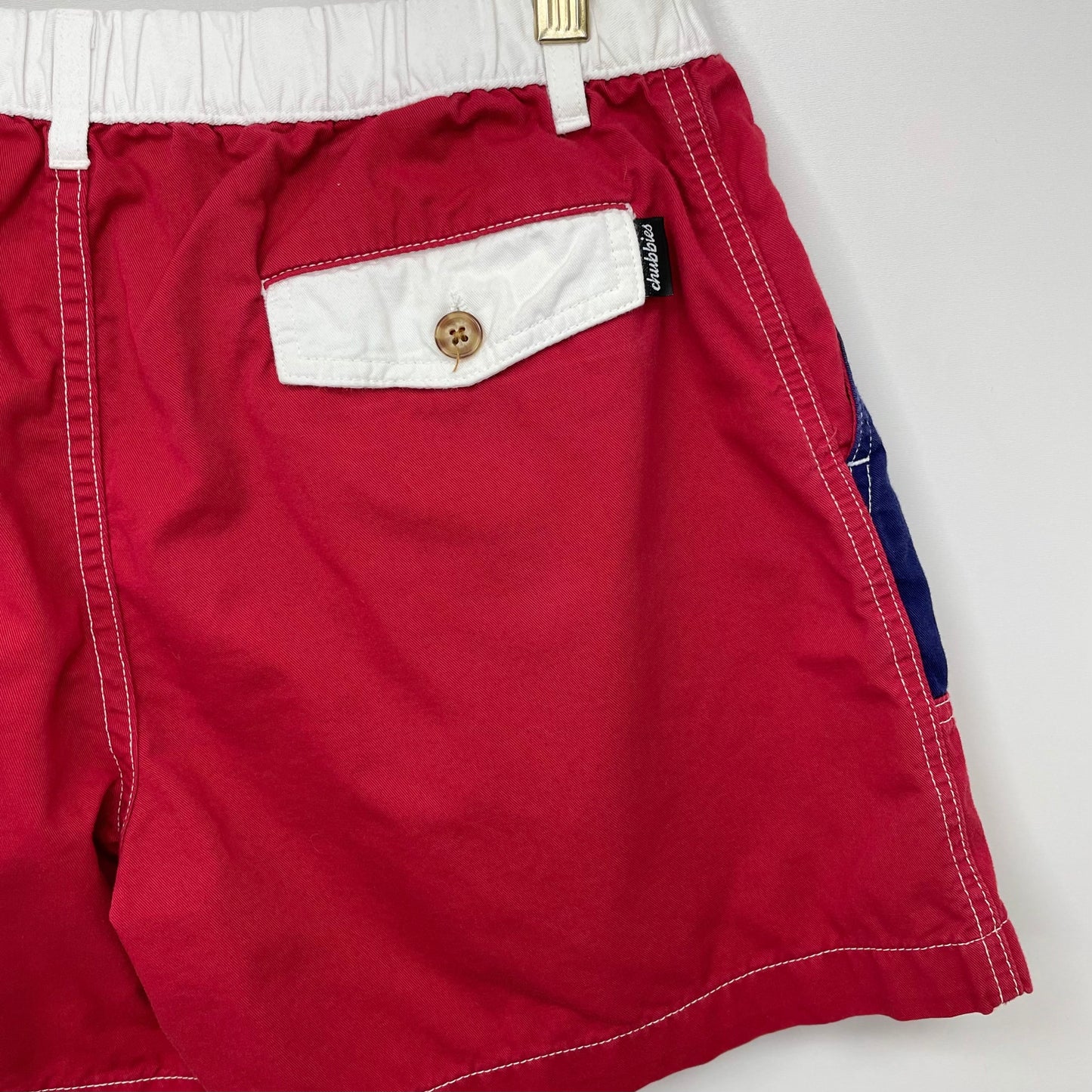 Short Casual Chubbies 🇺🇸 diseño en color rojo, azul y blanco con escudo en color dorado talla M