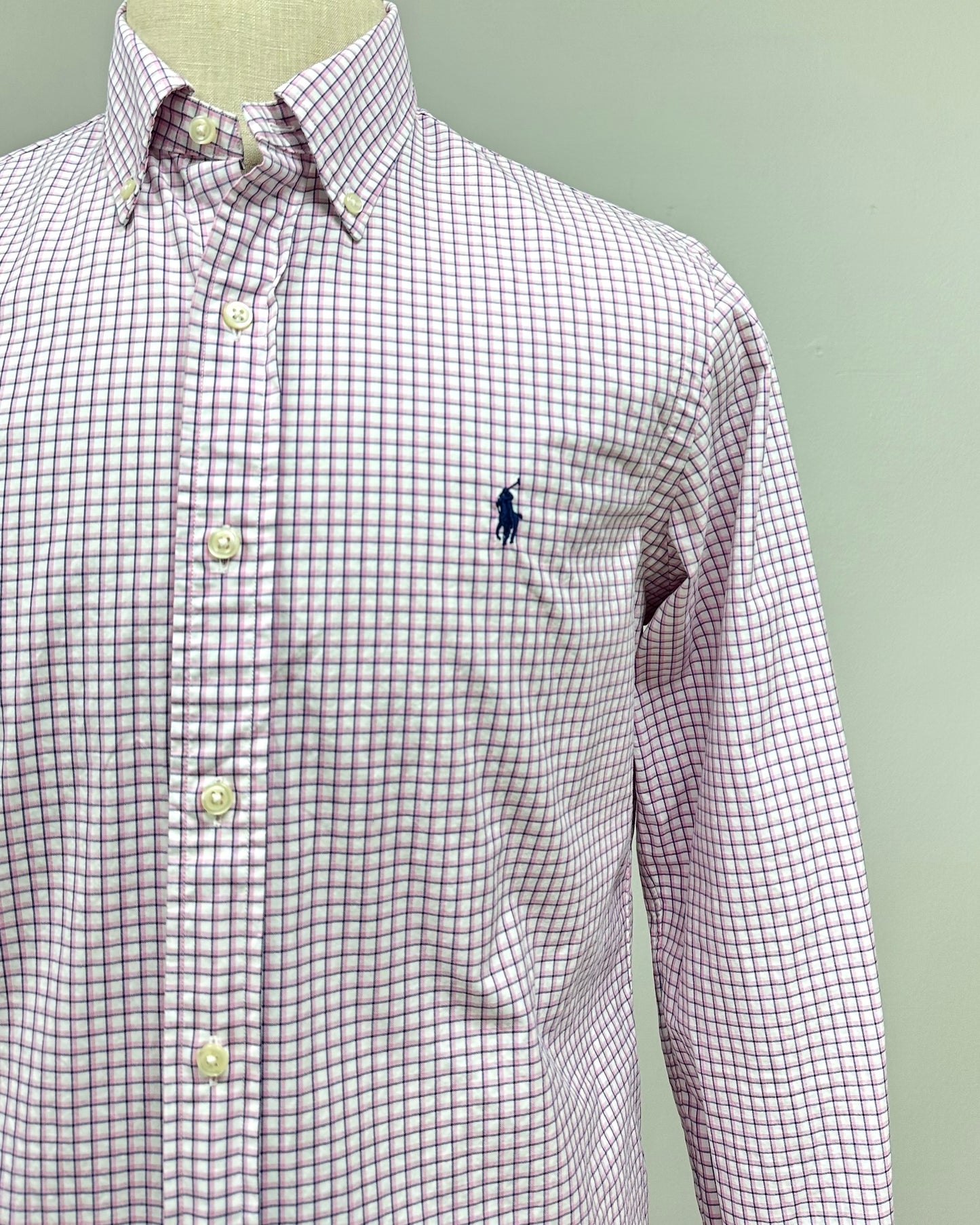 Camisa Polo Ralph Lauren 🏇🏼 color blanco con patron de cuadros rosado y azul Talla M Entalle Regular