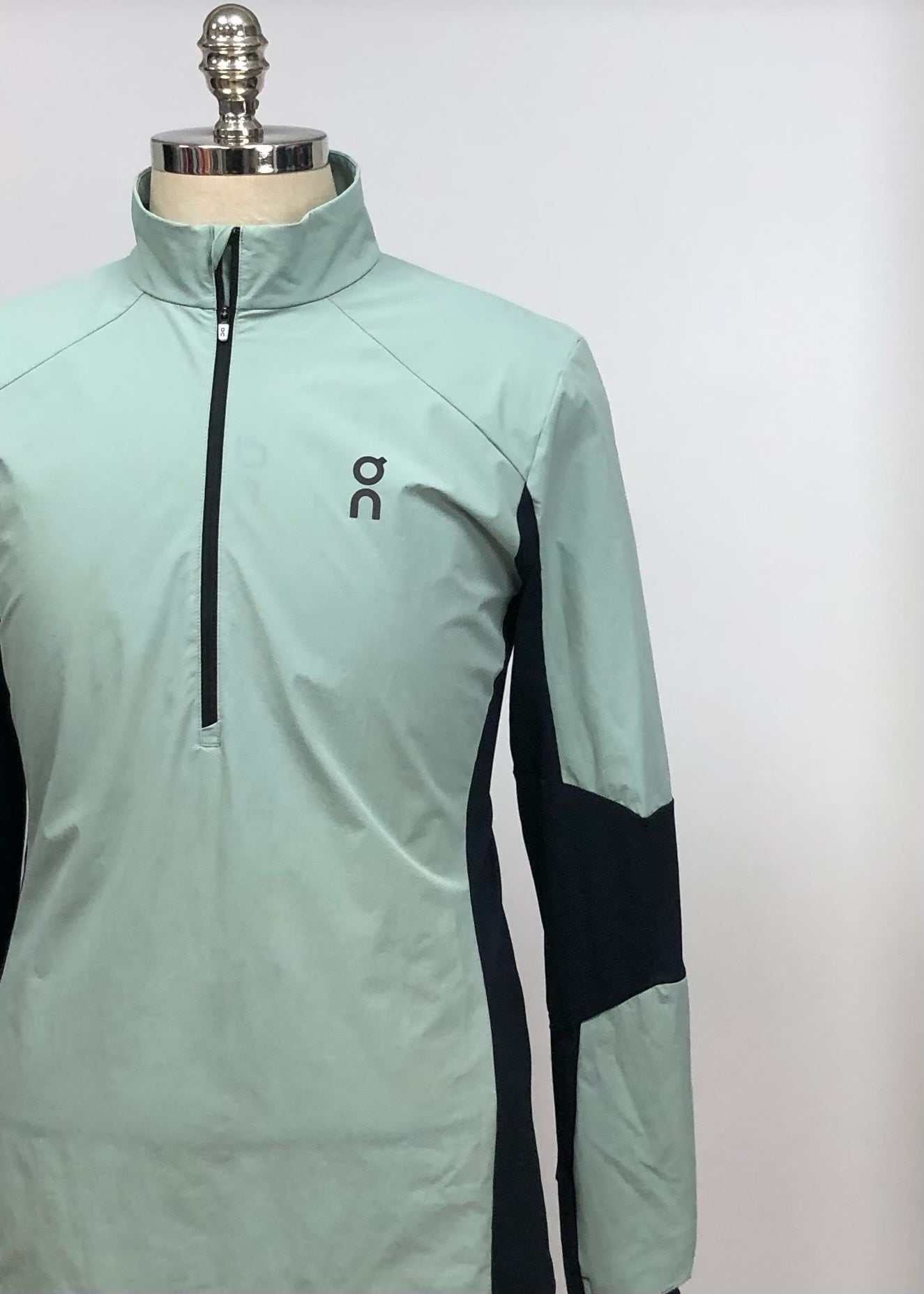 Sueter Jersey On Running 🏃🏻 Impermeable en color verde menta y negro con logo en color gris oscuro Talla L Entalle Regular