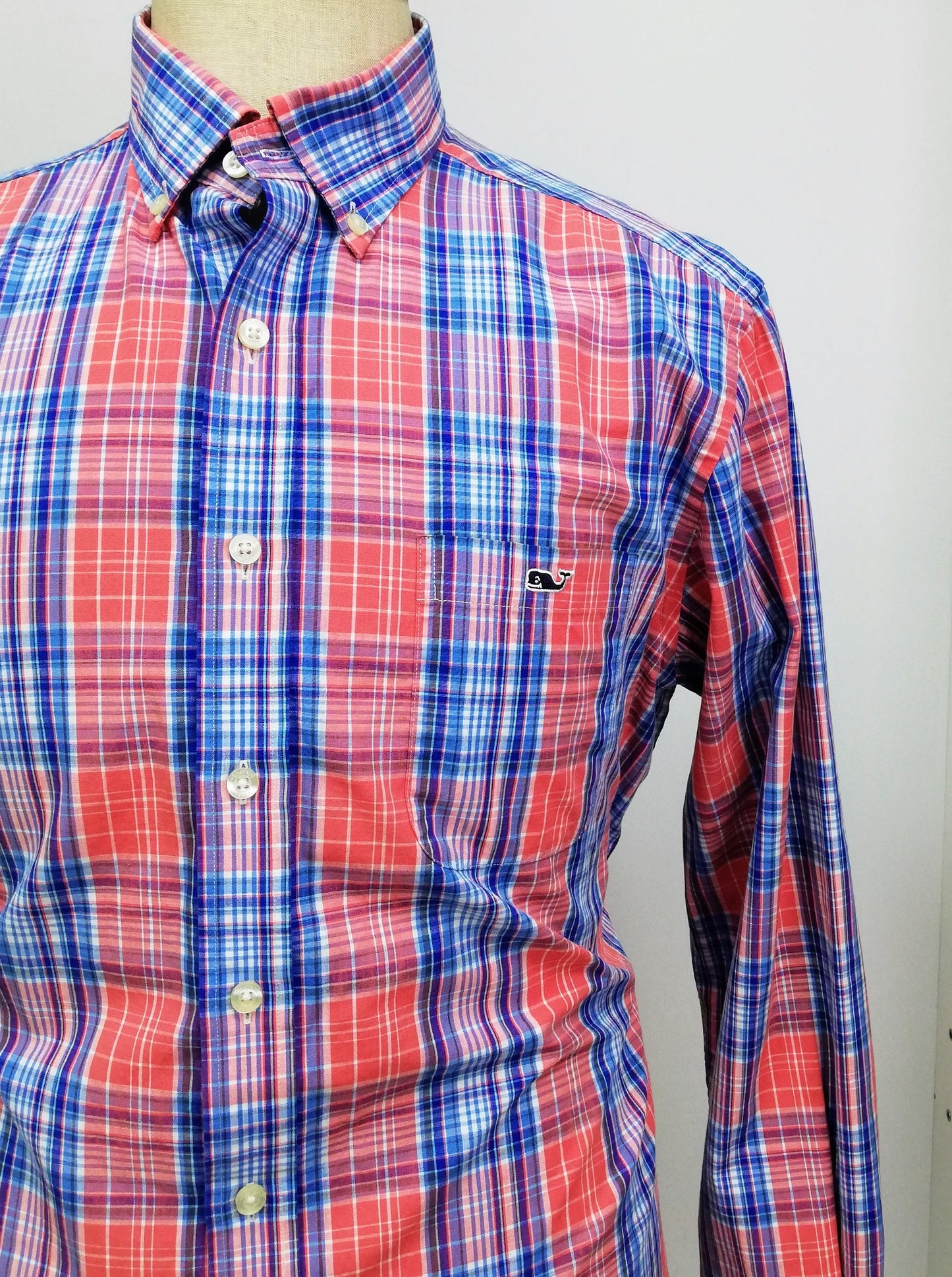 Camisa de botones Vineyard Vines 🐳 con patrón de cuadros en color rojo, azul y blanco Talla L Entalle Slim Fit