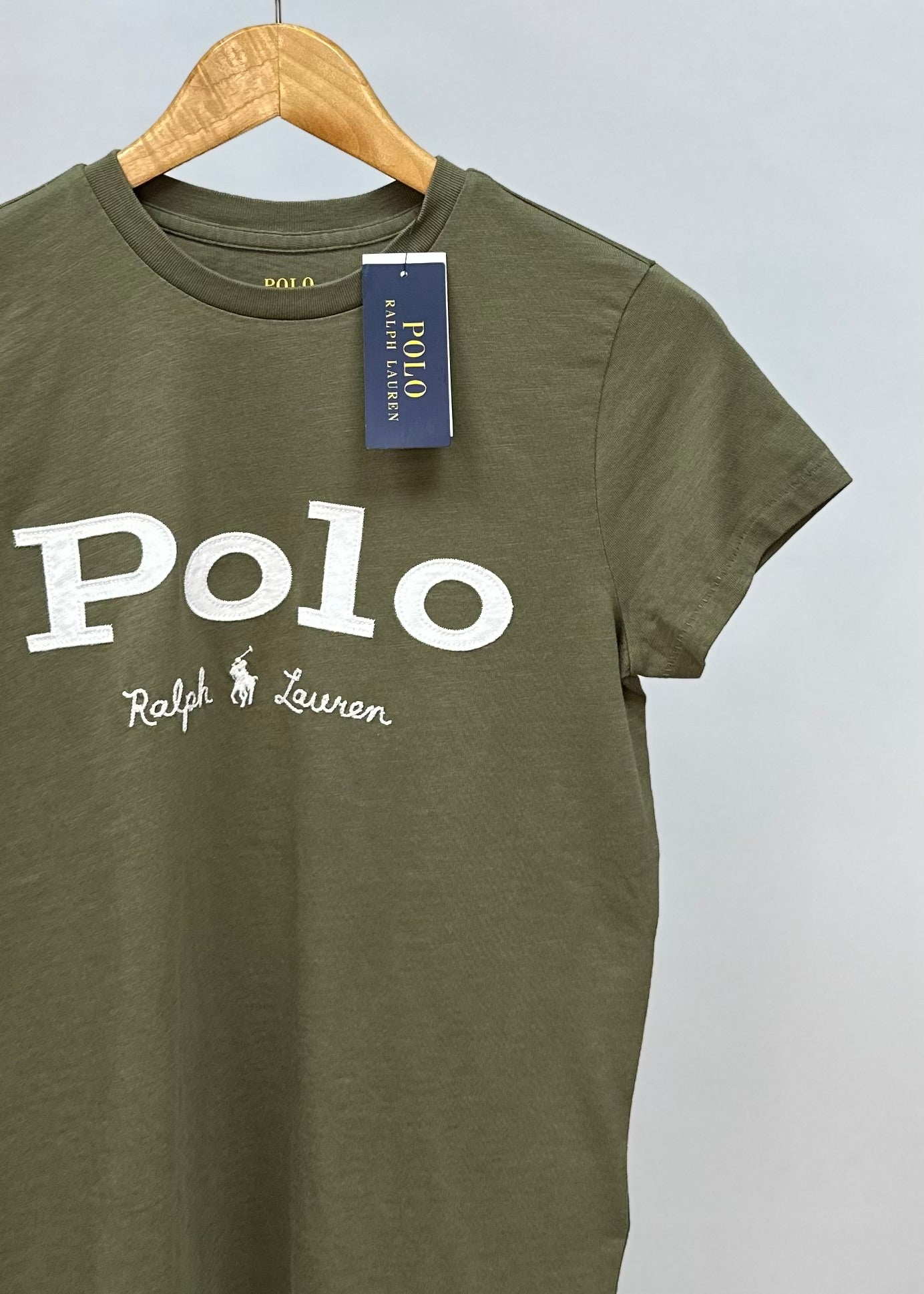 Camiseta cuello redondo de mujer Polo Ralph Lauren 🏇🏼 color verde oliva con diseño de logo blanco Talla XS Entalle Regular