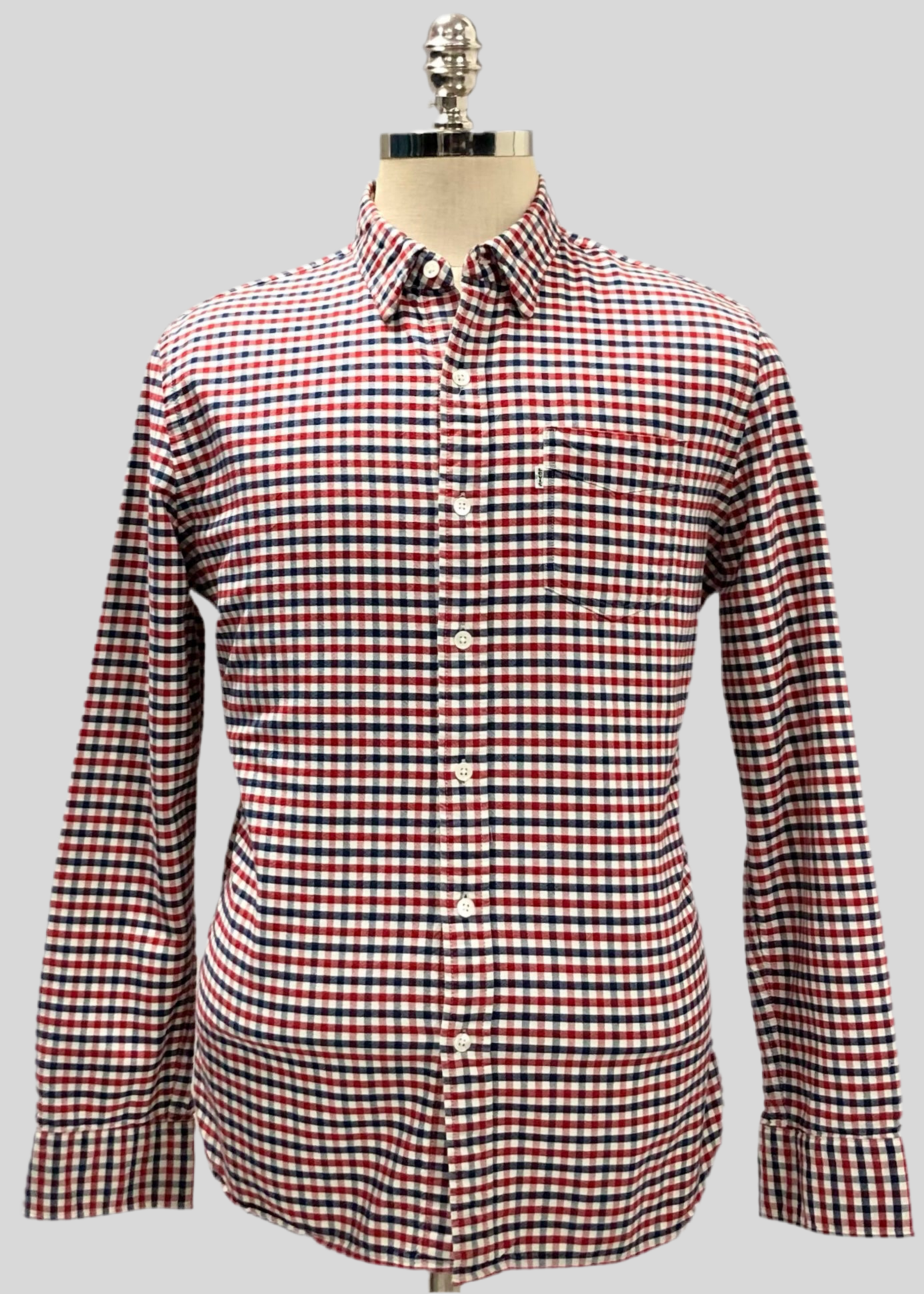 Camisa de botones Levis 👖 De cuadro en en color rojo, azul y blanco Talla M Entalle Regular
