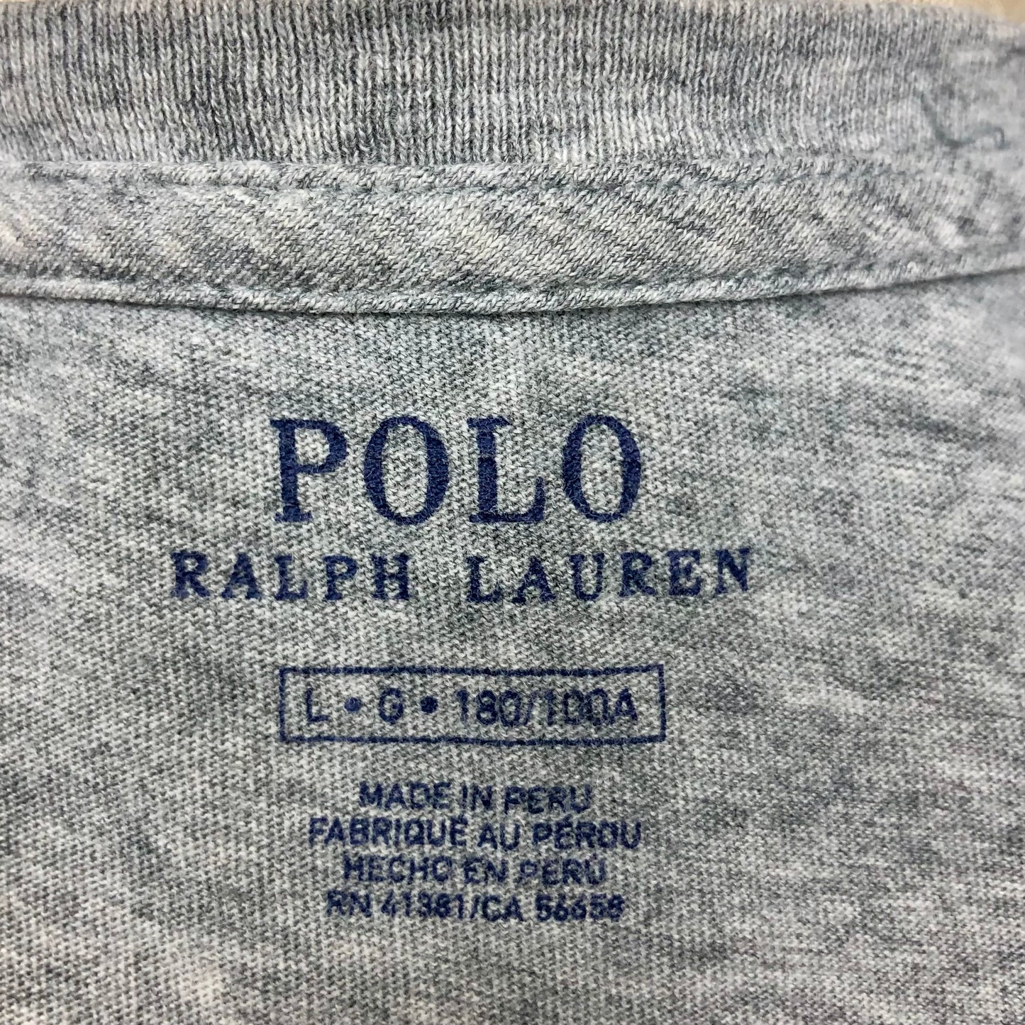 Camiseta cuello redondo Polo Ralph Lauren 🏇🏼 color gris claro con diseño en letras Polo en negro Talla L Entalle Regular (ver descripción)