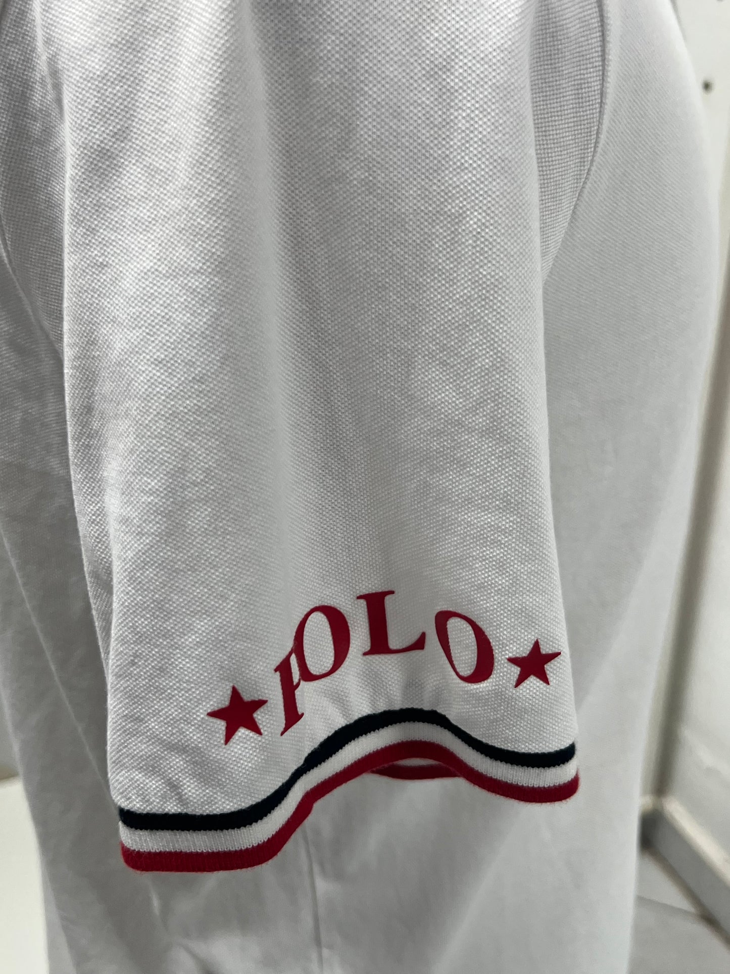 Camiseta Polo Ralph Lauren 🏇🏼 color blanco con diseño en azul y rojo Talla L Entalle Clásico