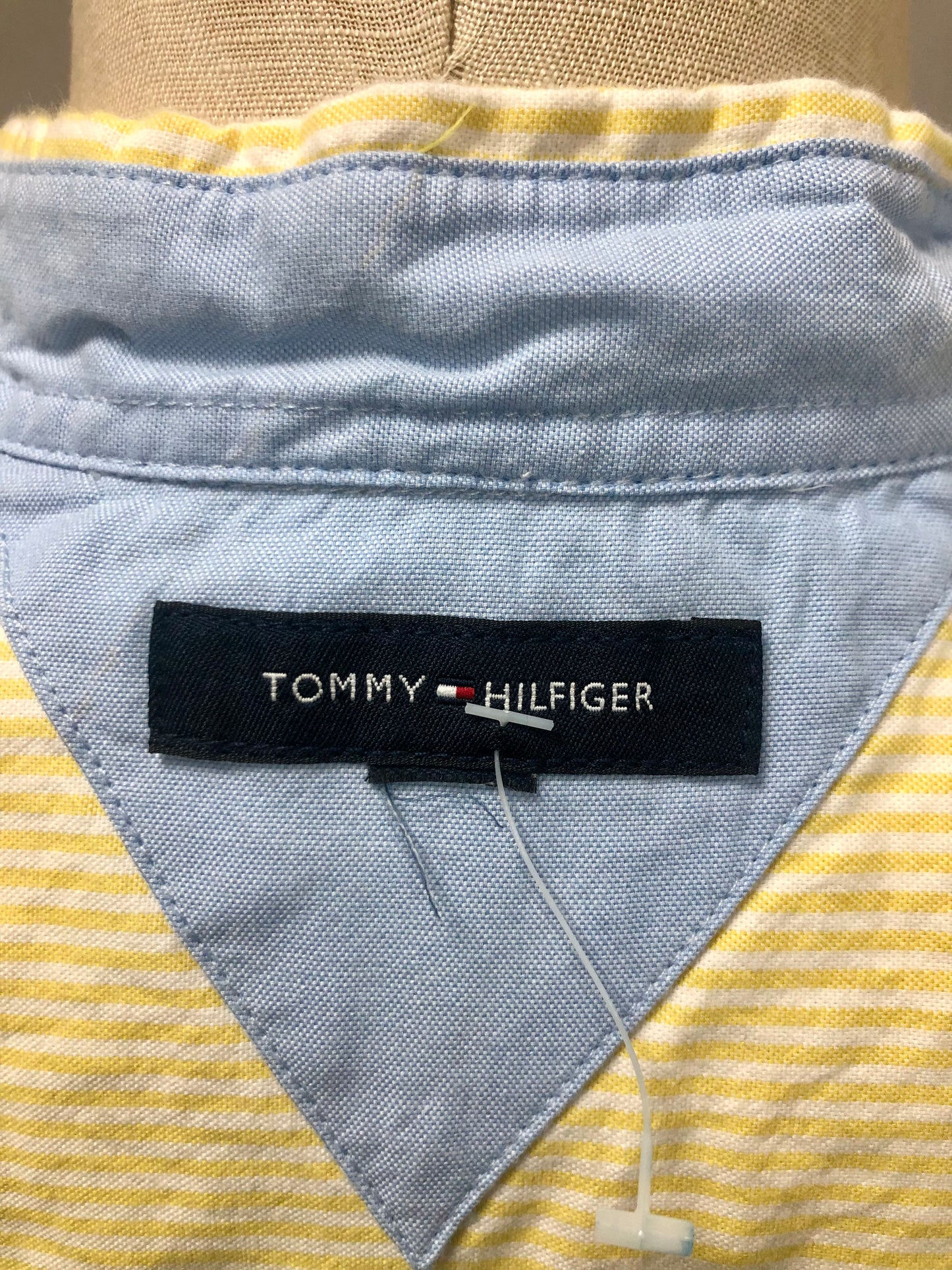 Camisa Tommy Hilfiger 🇺🇸 color Amarillo con patrón de rayas en color blanco Talla XXL Entalle Regular