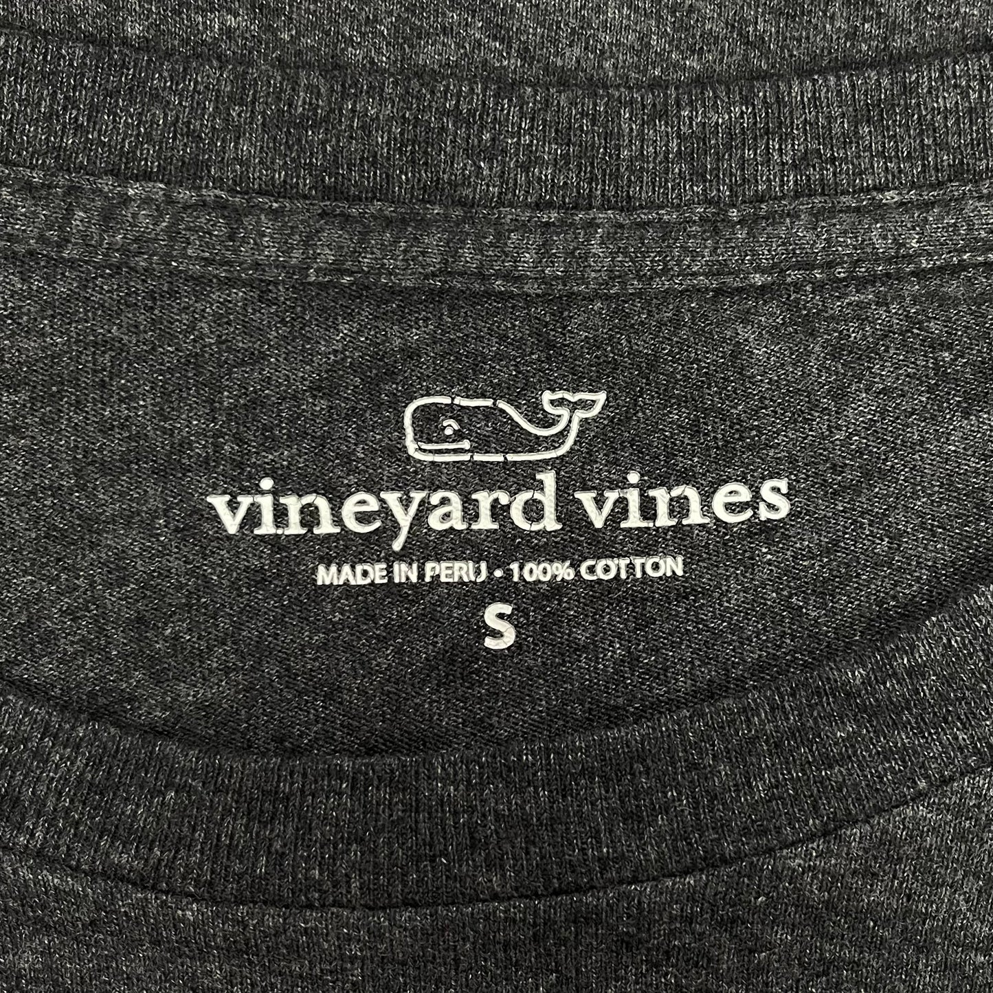 Camiseta cuello redondo Vineyard Vines 🐳 color gris oscuro con Diseño de ballena en bolsillo Talla Small