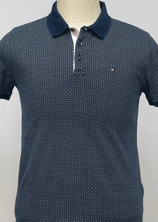 Camiseta Polo Tommy Hilfiger 🇺🇸 color azul navy con diseño de tríptico en color blanco Talla M Slim Fit