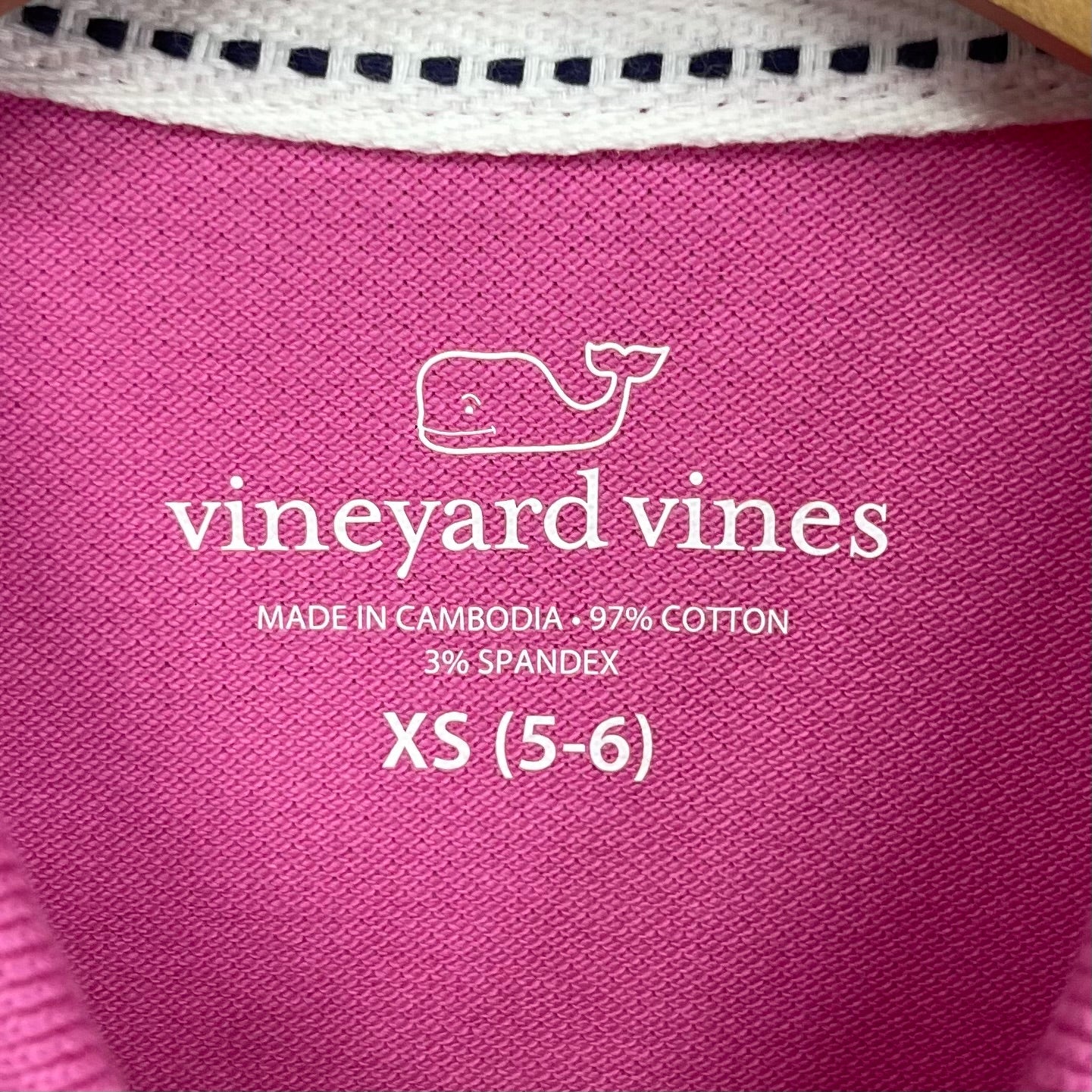 Vestido de niña Vineyard Vines 🐳 color rosado intenso y logo en letras azul Talla XS (5-6) Entalle Regular