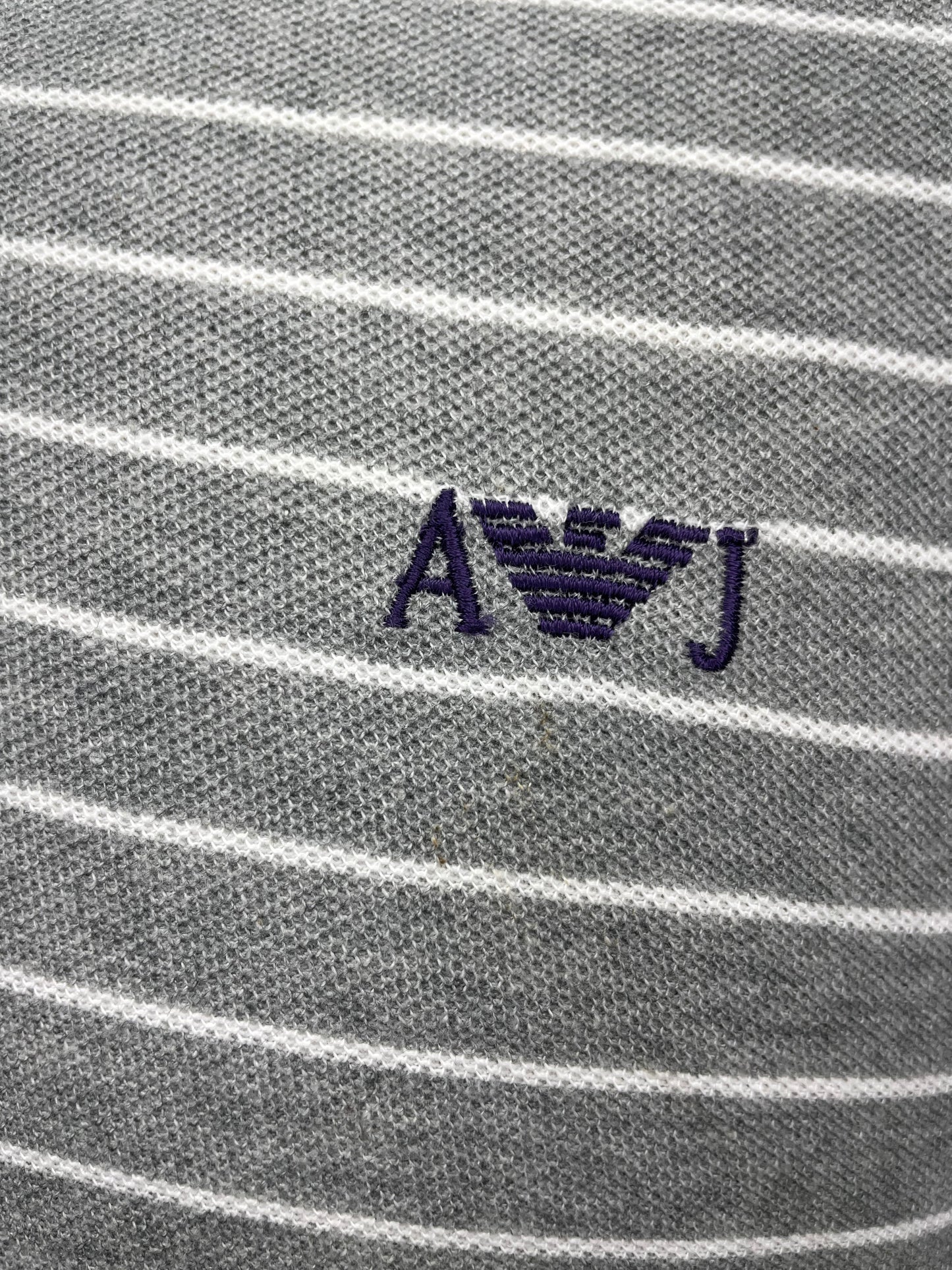 Camiseta Polo Armani Jeans 🇮🇹 color gris con rayas en color blanco Talla S Entalle Regular