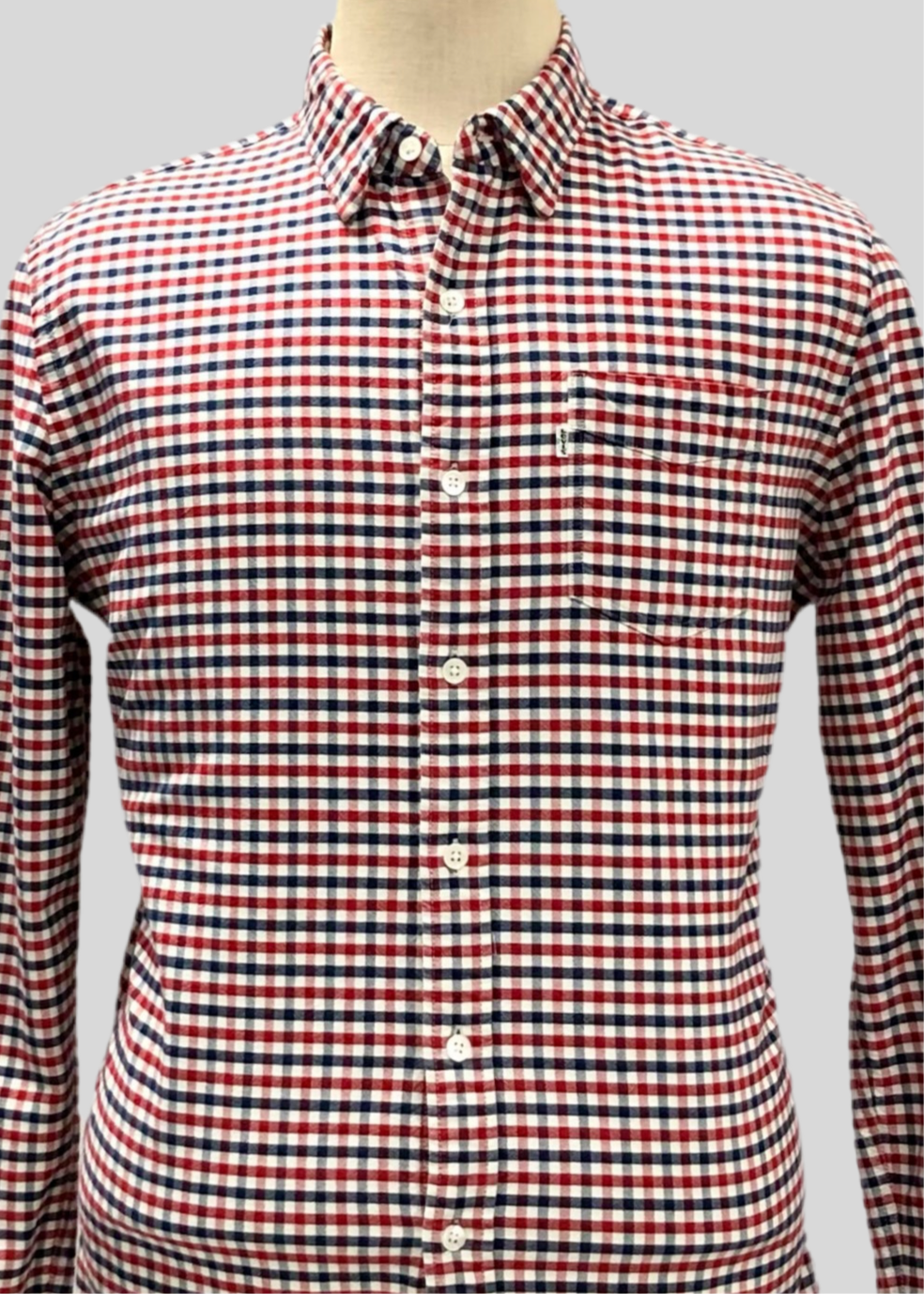 Camisa de botones Levis 👖 De cuadro en en color rojo, azul y blanco Talla M Entalle Regular