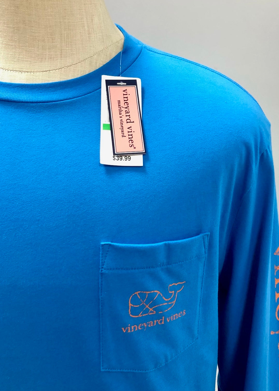 Camiseta cuello redondo Vineyard Vines 🐳 color azul con Diseño de ballena basquetbol en naranja Talla L