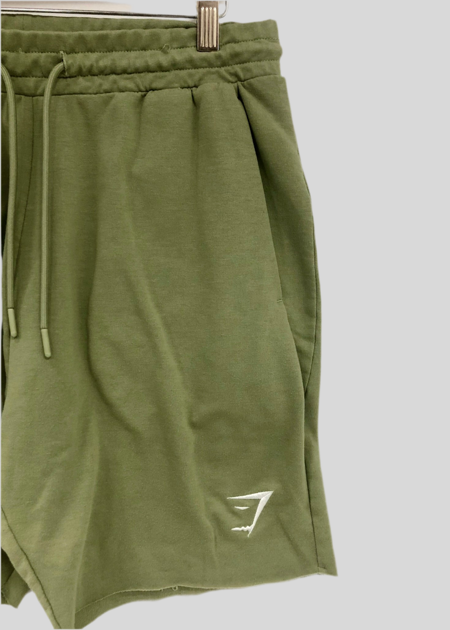 Short Lounge Gymshark 🏋🏼‍♂️ color verde oliva y logo en blanco Talla M (ver descripción)