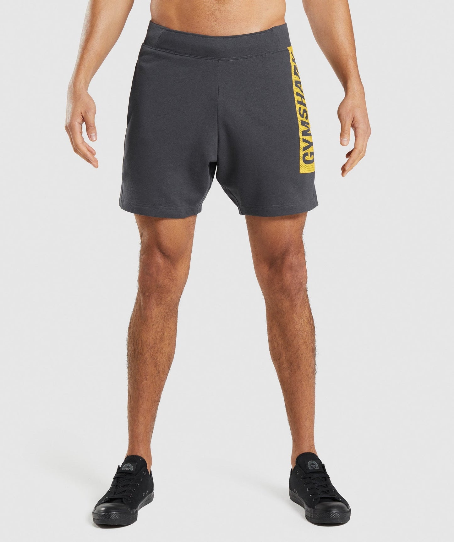 Short Lounge Gymshark 🏋🏼‍♂️ color gris oscuro y logo en amarillo Talla M