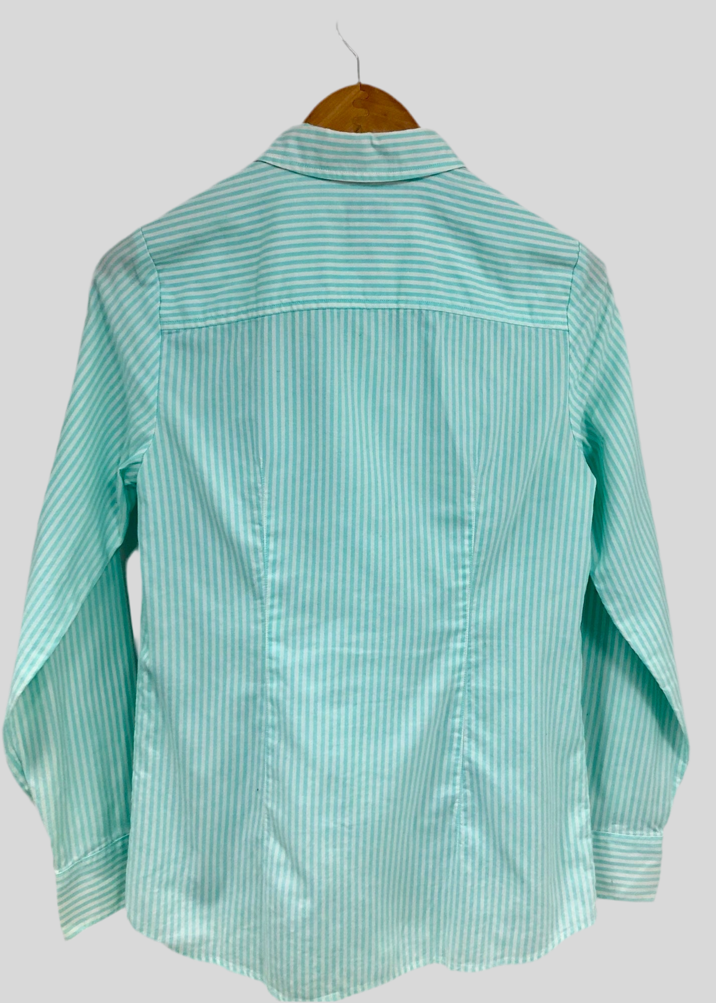 Camisa de mujer Vineyard Vines 🐳 con patrón de rayas en turquesa claro y blanco Talla XS (0) Entalle Regular