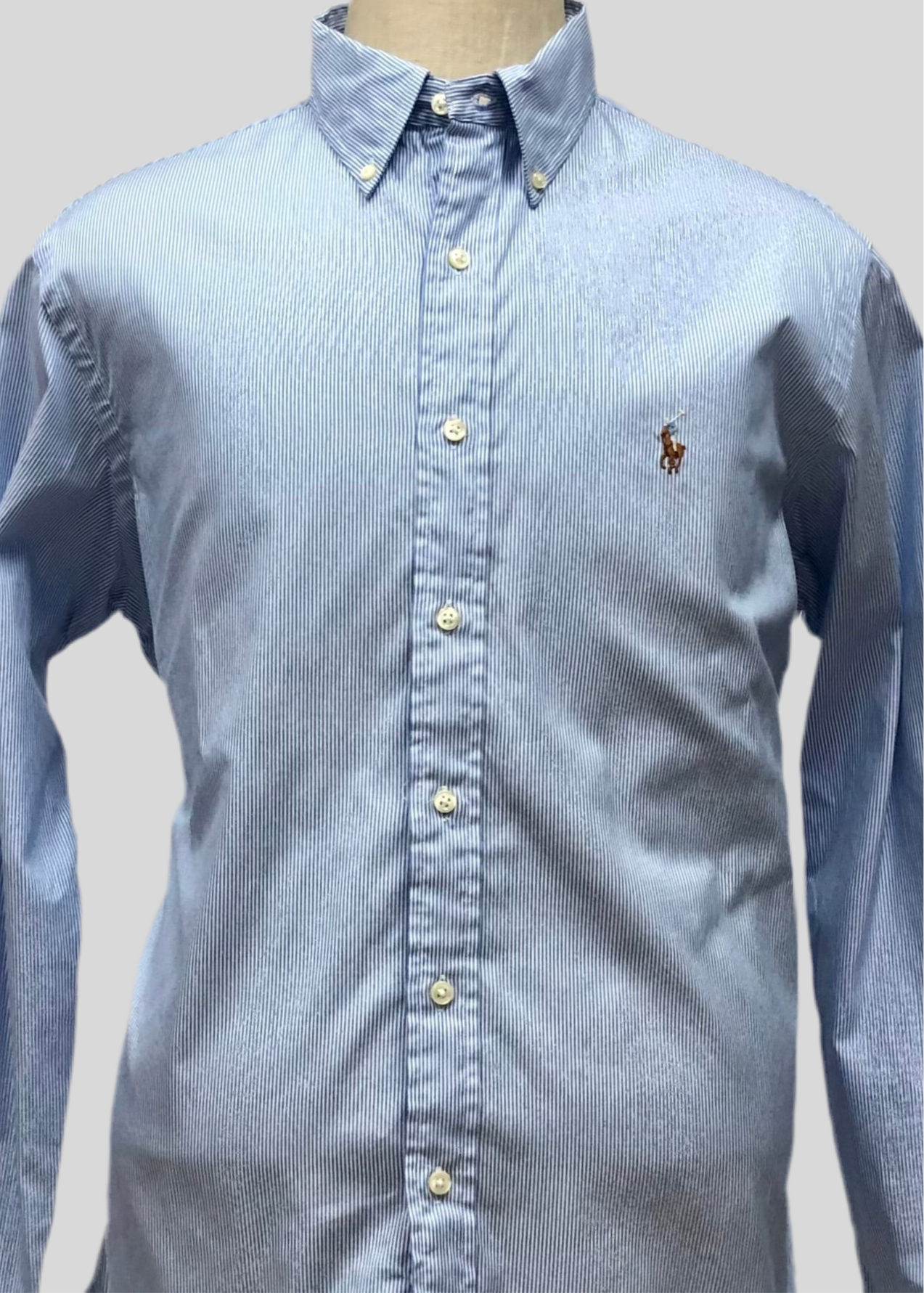Camisa Polo Ralph Lauren 🏇🏼 con patron de rayas finas en color celeste y blanco Talla L Entalle Custom Fit