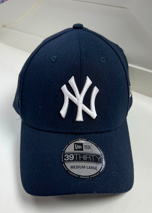 Gorra NY Yankees ⚾️ color azul navy y logotipo en color Blanco