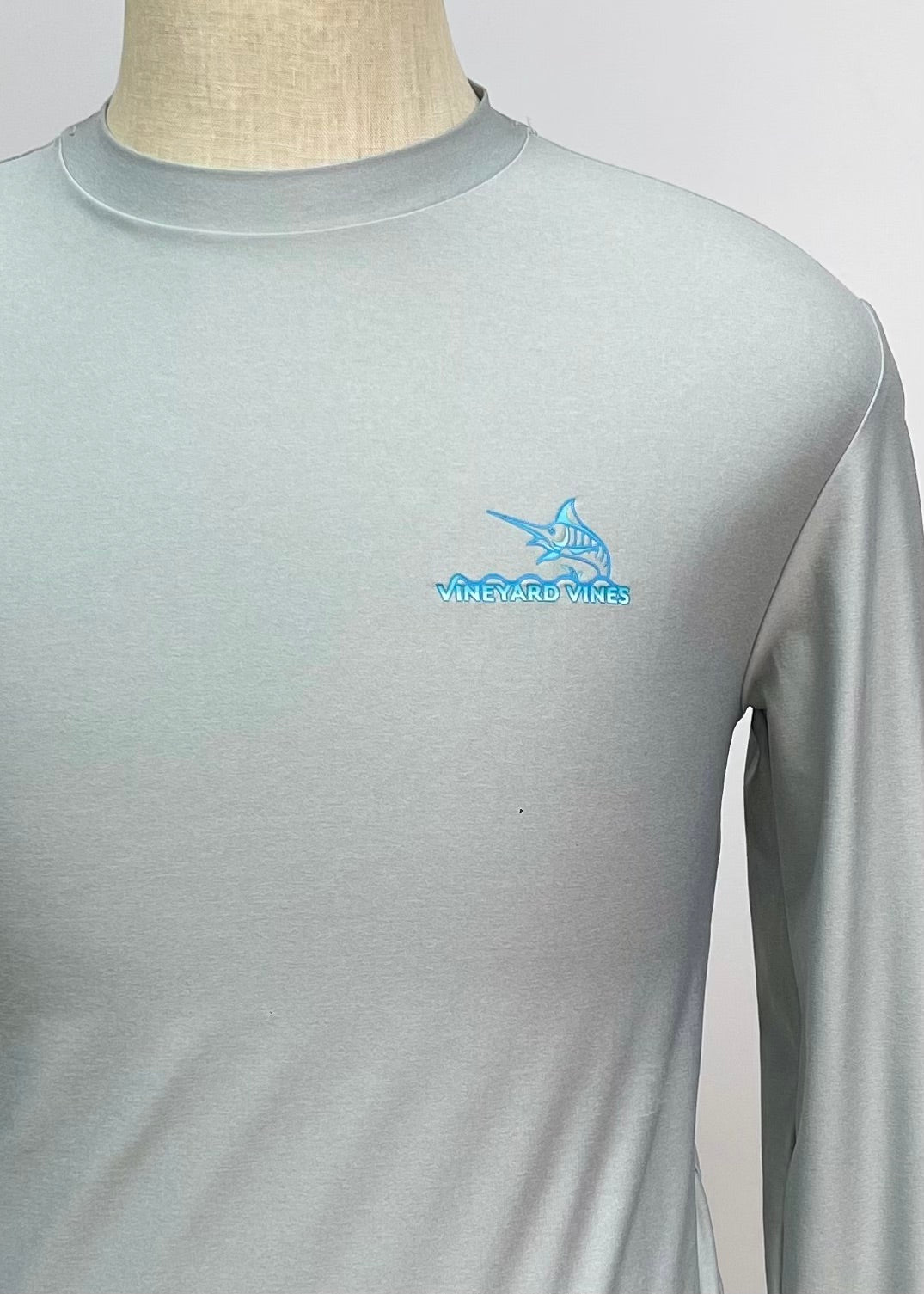 Camiseta cuello redondo Vineyard Vines 🐳 color gris claro con Diseño de pez espada en azul Talla XS