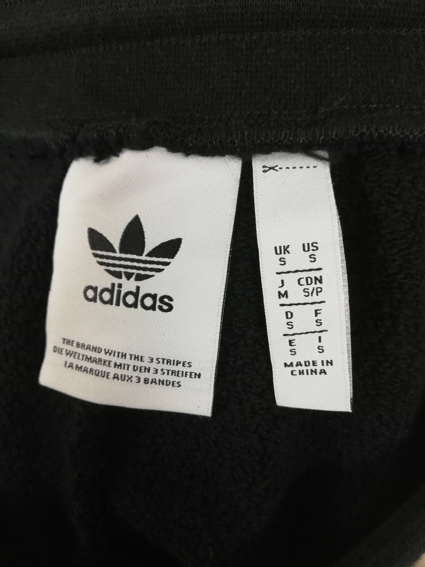 Short Lounge Adidas 🏃🏻‍♂️ color negro con diseño con diseño de grafiti blanco talla S