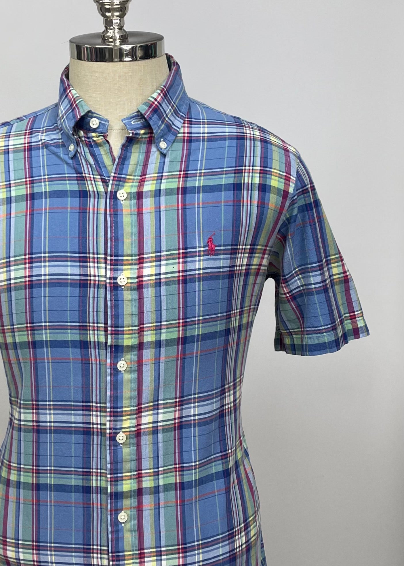 Camisa Polo Ralph Lauren 🏇🏼 color celeste con patron de cuadros tartan en verde, rojo y amarillo Talla M Entalle Regular