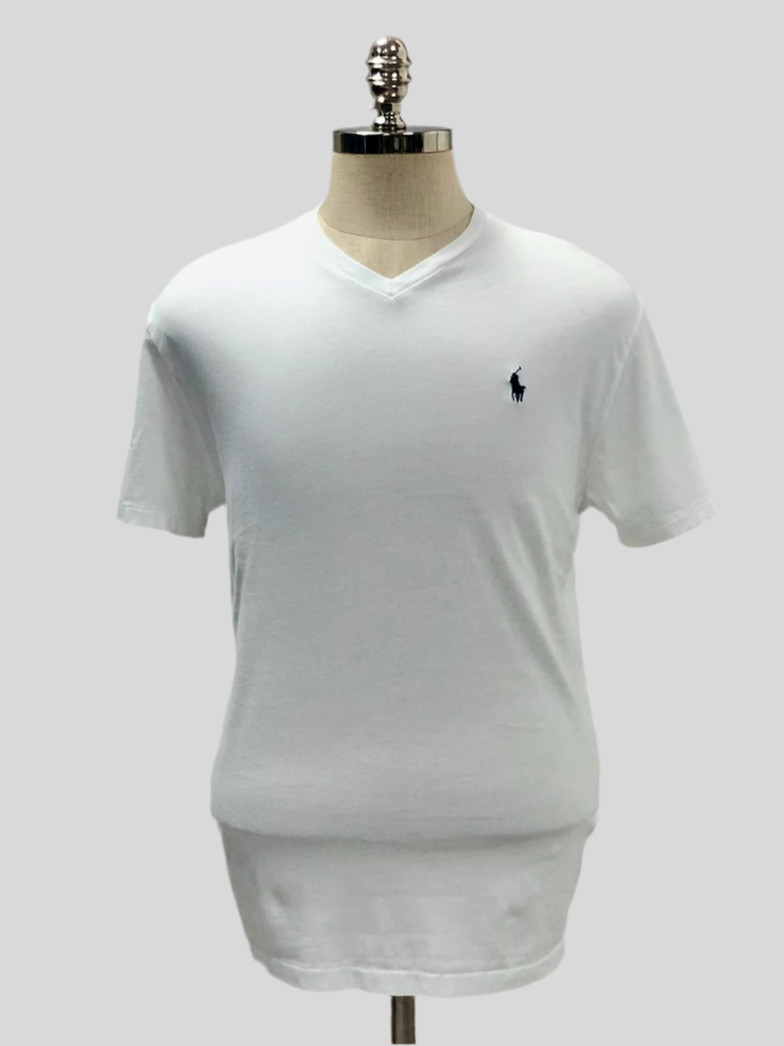 Camiseta cuello V Polo Ralph Lauren 🏇🏼 color blanco con logo en azul navy Talla Medium Entalle Clásico