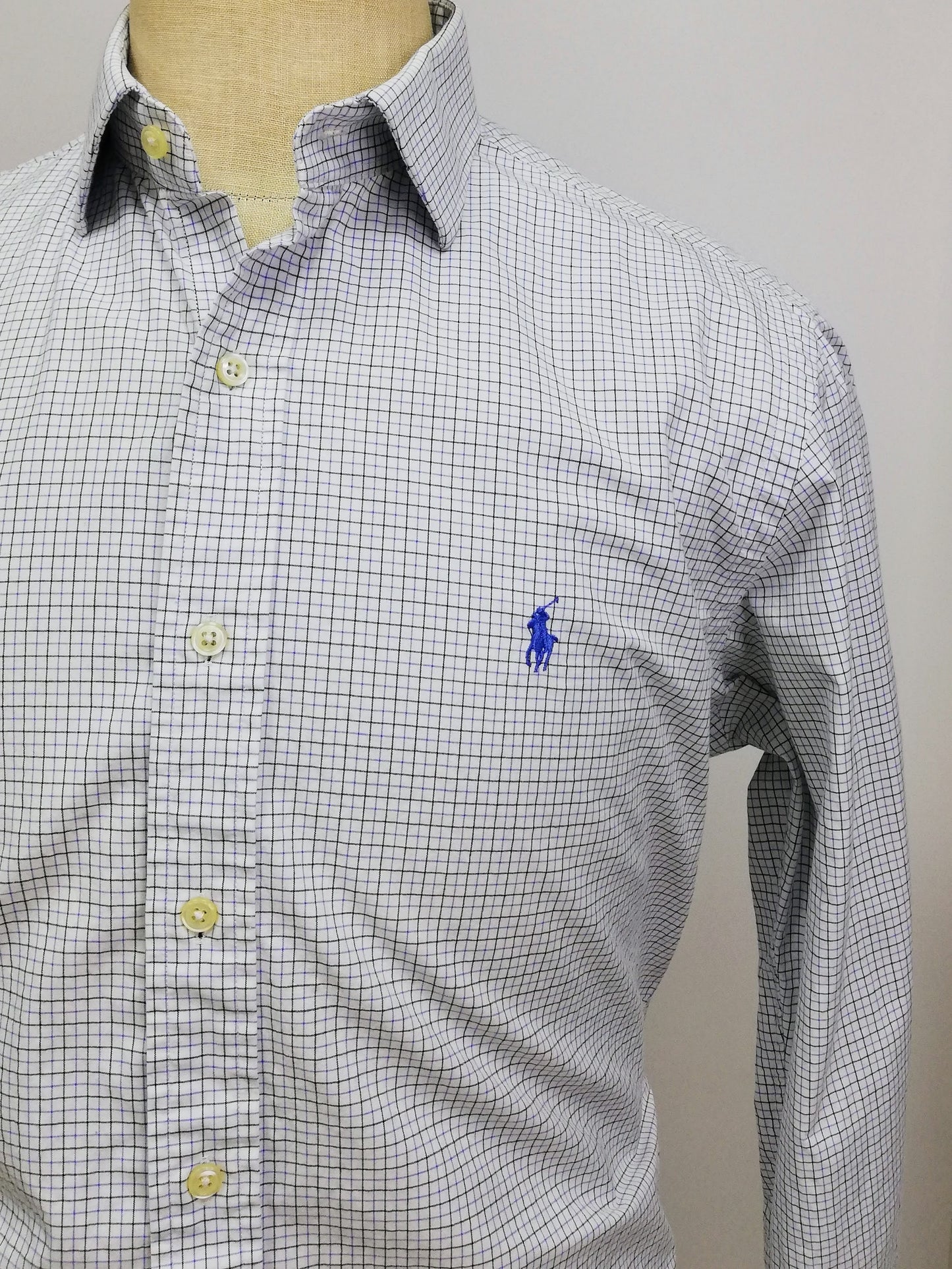 Camisa Polo Ralph Lauren 🏇🏼 color blanco con patron de cuadros en color azul y negro Talla L Entalle Regular