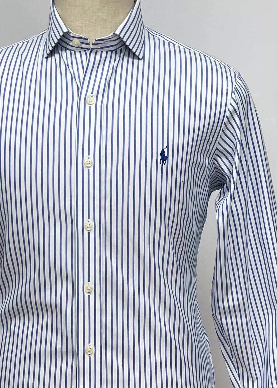 Camisa de botones Polo Ralph Lauren 🏇🏼 color blanco con rayas en color azul Talla M entalle clásico