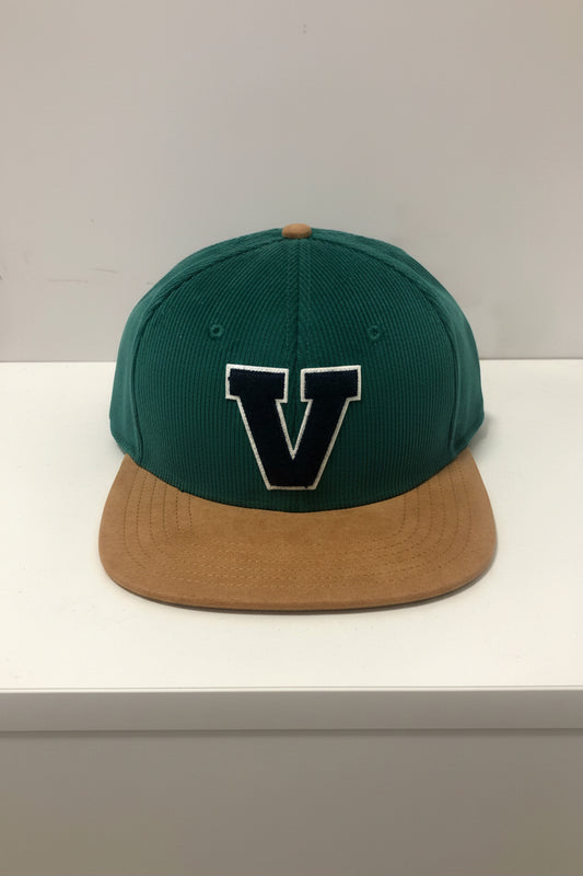 Gorra Vineyard Vines 🐳 Tela cordoroy color verde oscuro y kaki con logotipo V