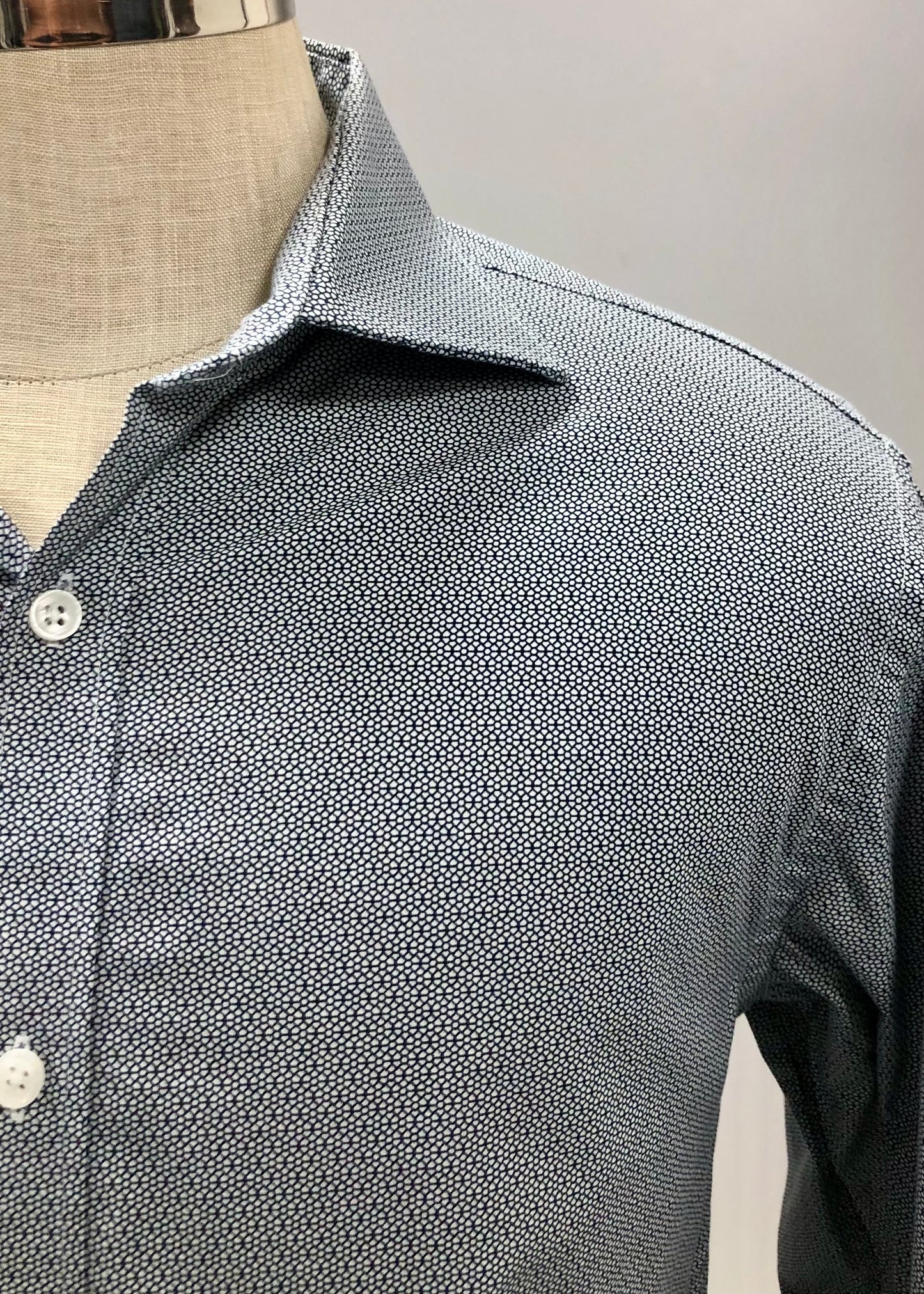 Camisa de botones Michael Kors 🇺🇸 color blanco con diseño en negro Talla M Entalle Slim Fit