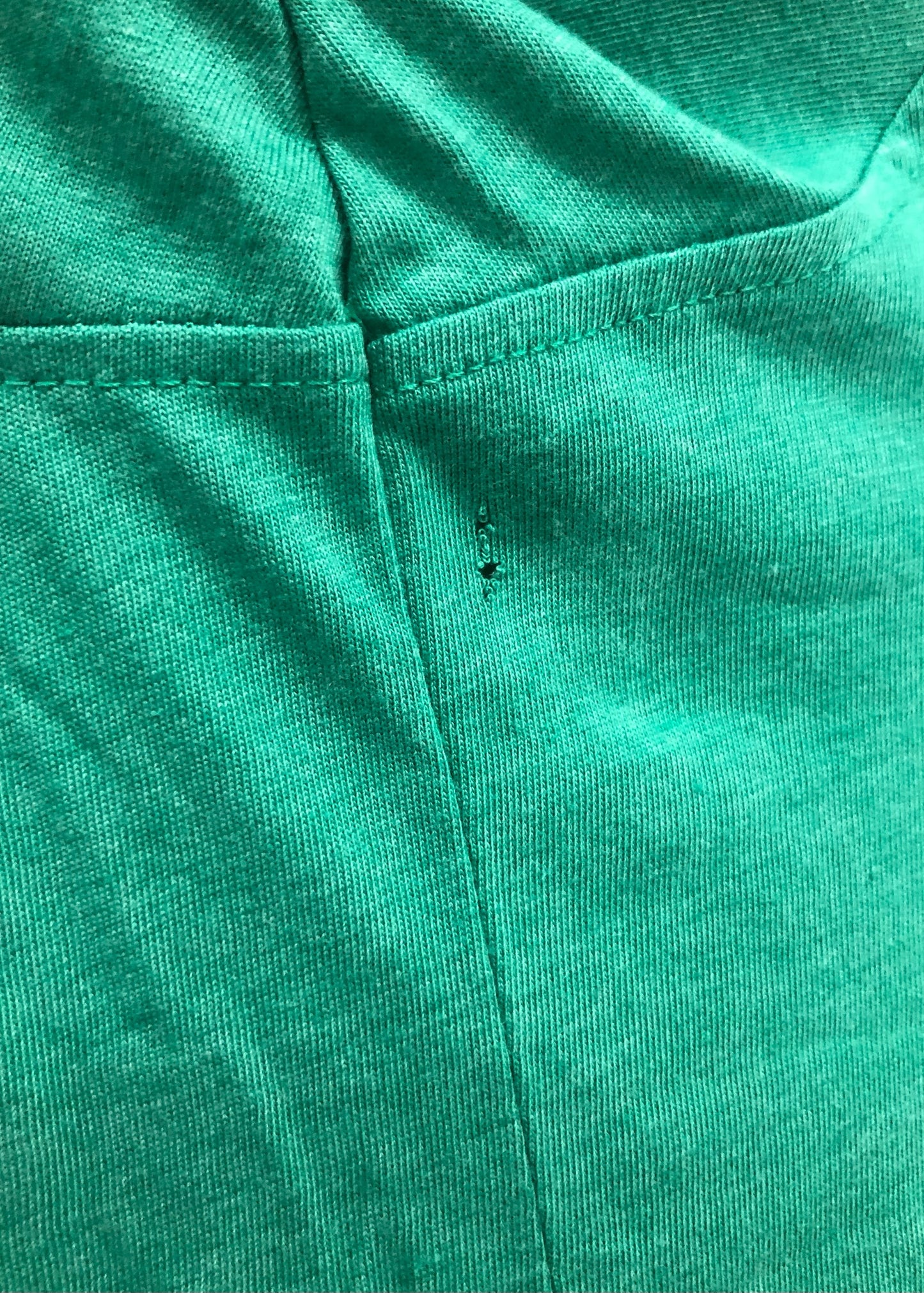 Camiseta cuello redondo Brooks Brothers 🐑 color verde y diseño de logo universitario Talla L (ver descripción)