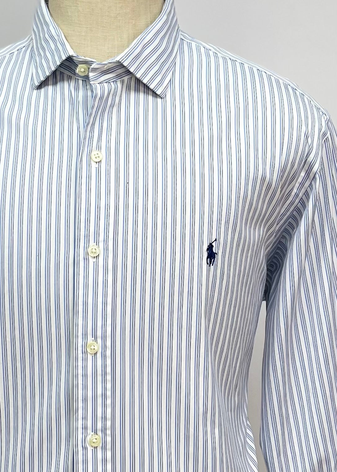 Camisa Polo Ralph Lauren 🏇🏼 color blanco con patron de rayas en color azul y negro Talla XL Entalle Custom Fit