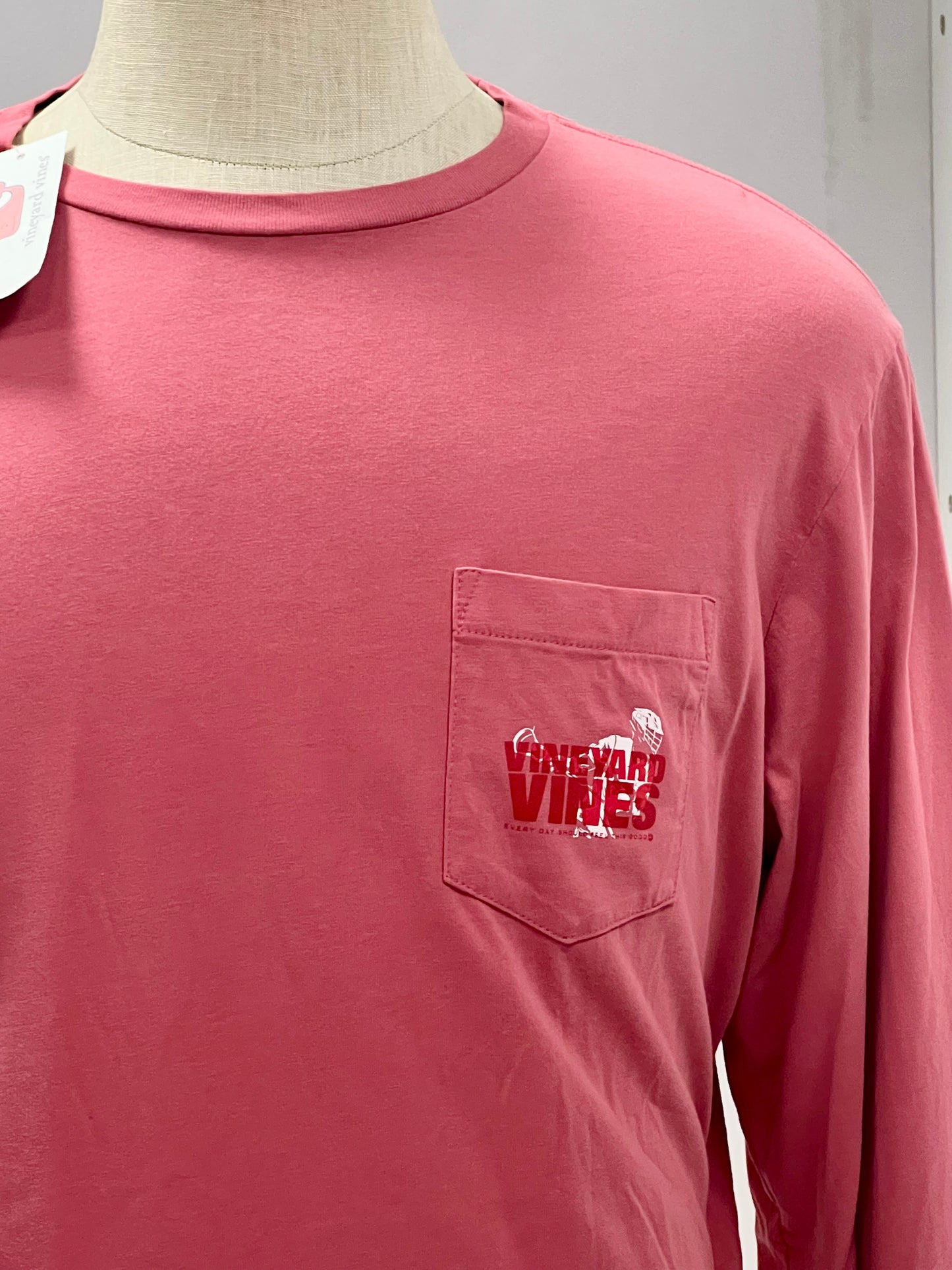 Camiseta de bolsillo Vineyard Vines 🐳 color rosado magenta con Diseño de Lacrosse Talla L