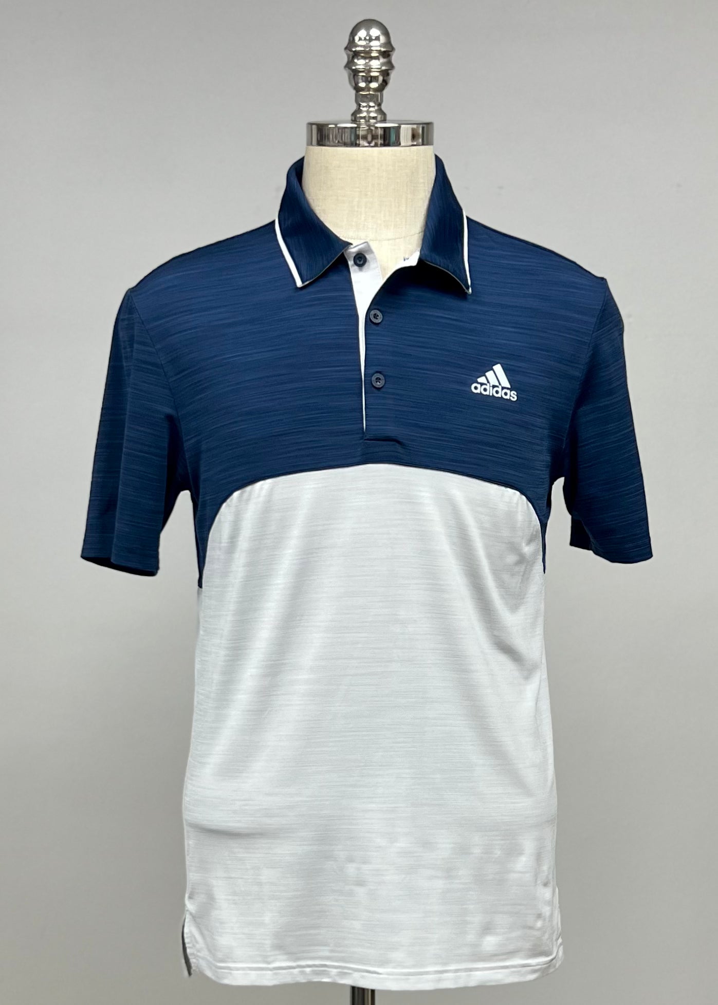 Camiseta Polo Adidas ⛳️ Tela performance con diseño de franjas en color azul navy y gris claro Talla S Entalle Regular