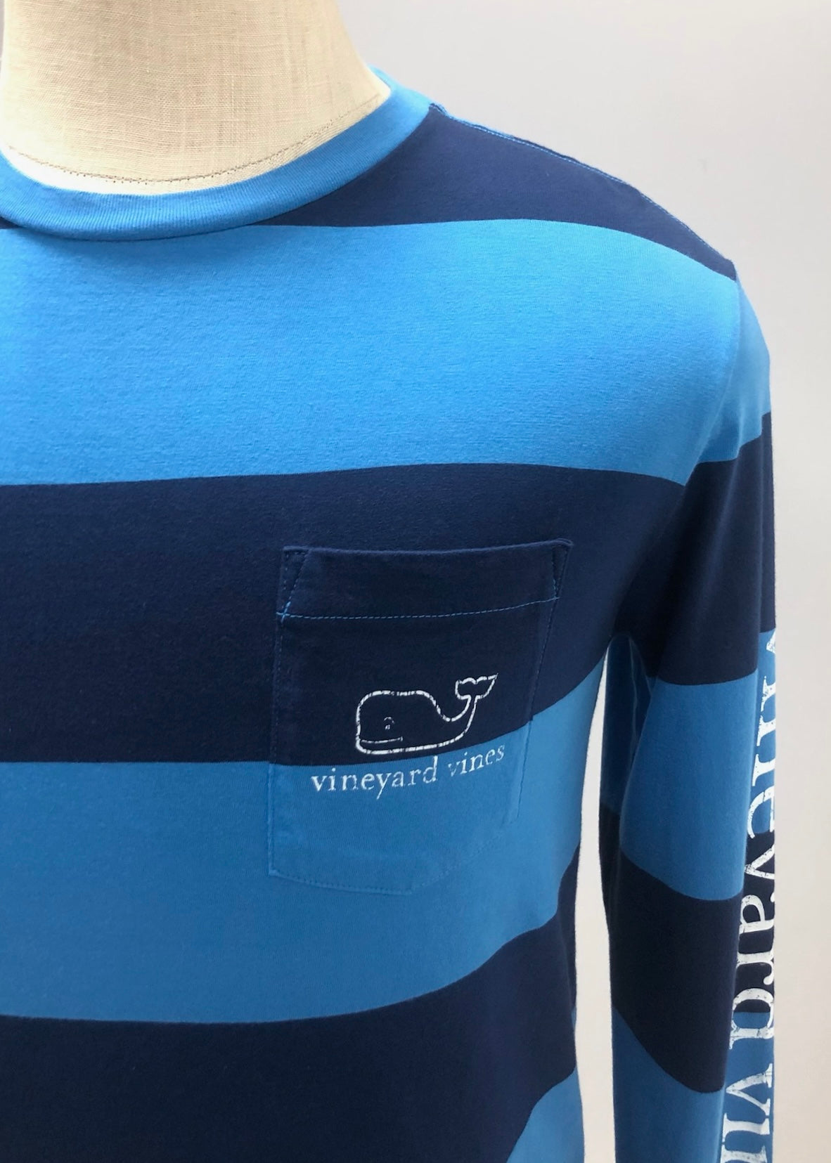 Camiseta de bolsillo Vineyard Vines 🐳 con  franjas en celeste y azul nav con Diseño de ballena en blanco Talla S