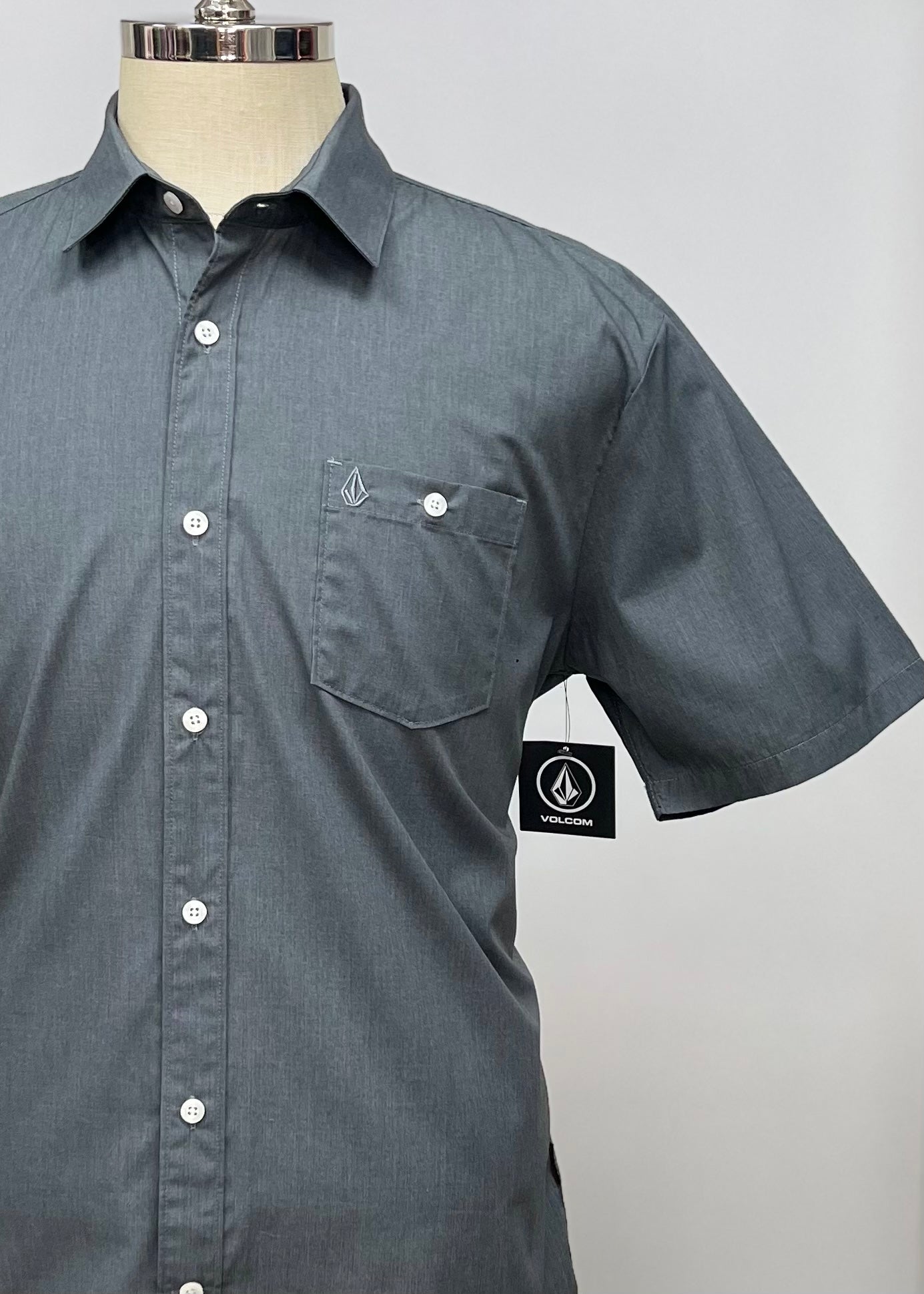 Camisa de botones Volcom 🛹 color gris oscuro y logo tradicional Talla L Entalle Clásico