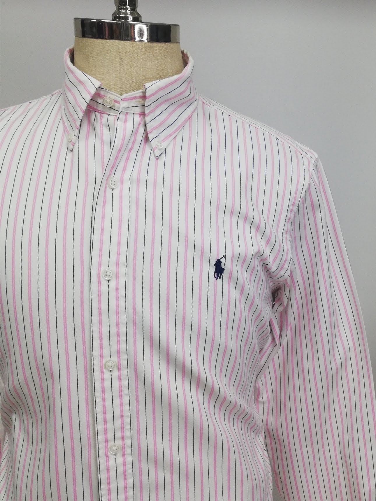 Camisa Polo Ralph Lauren 🏇🏼 color blanco con patrón de rayas en rosado y negro Talla L Entalle Regular