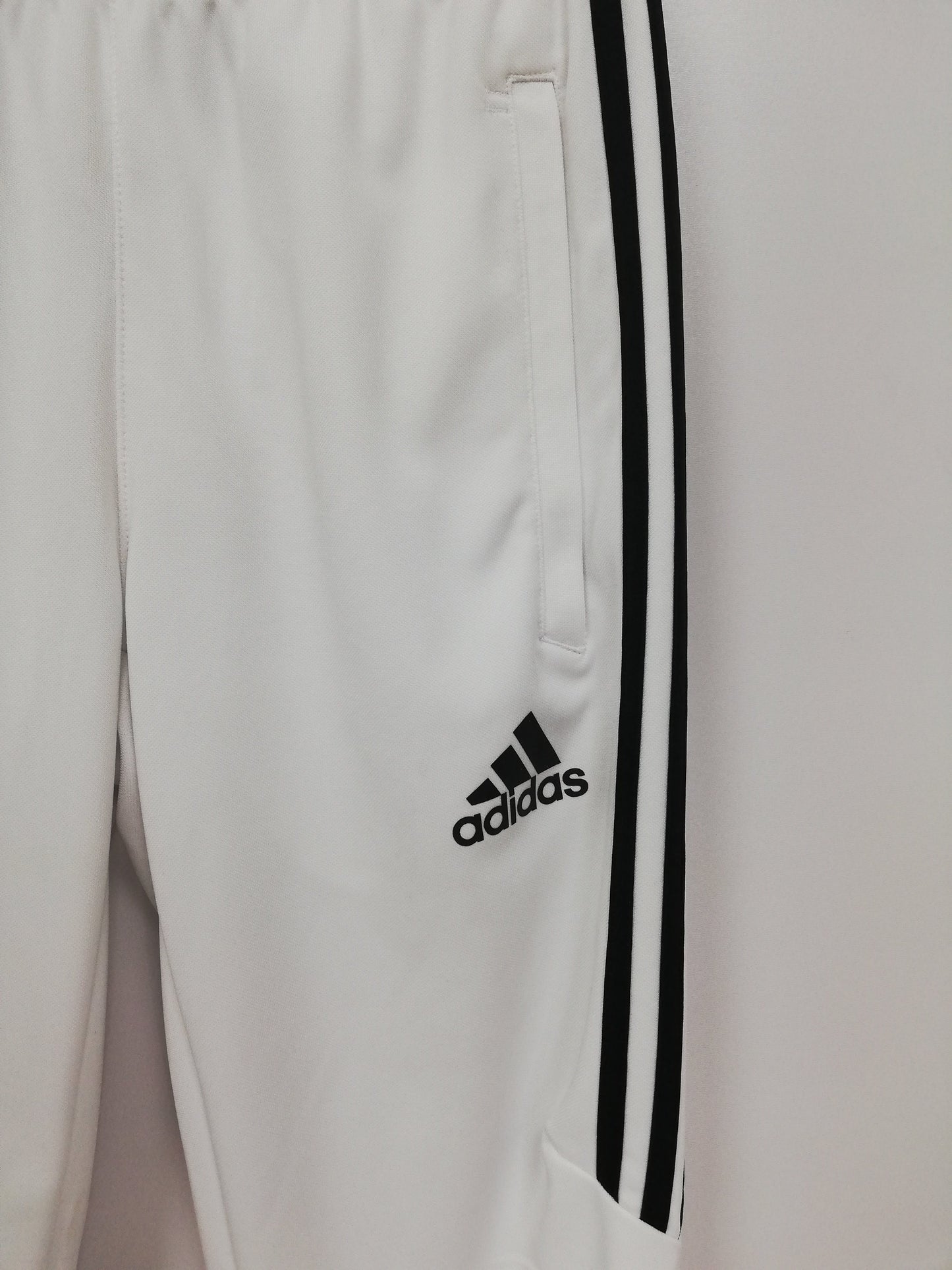 Pantalon Jogger marca Adidas 🏃🏻‍♂️ en color blanco con lineas laterales en negro Talla S