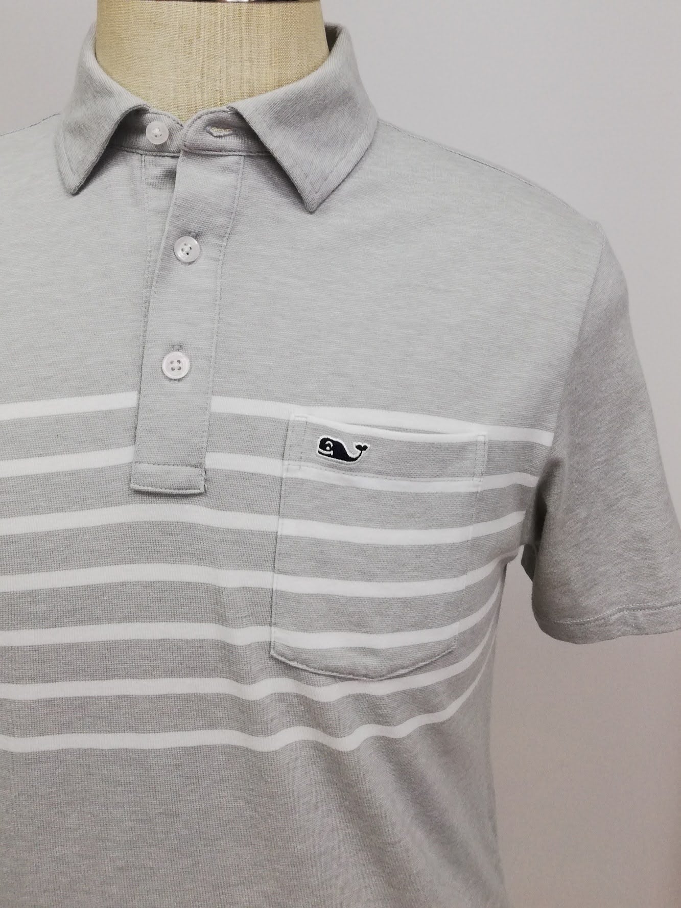 Camiseta Polo Vineyard Vines 🐳 color gris claro con rayas en color blanco Talla S Entalle Regular