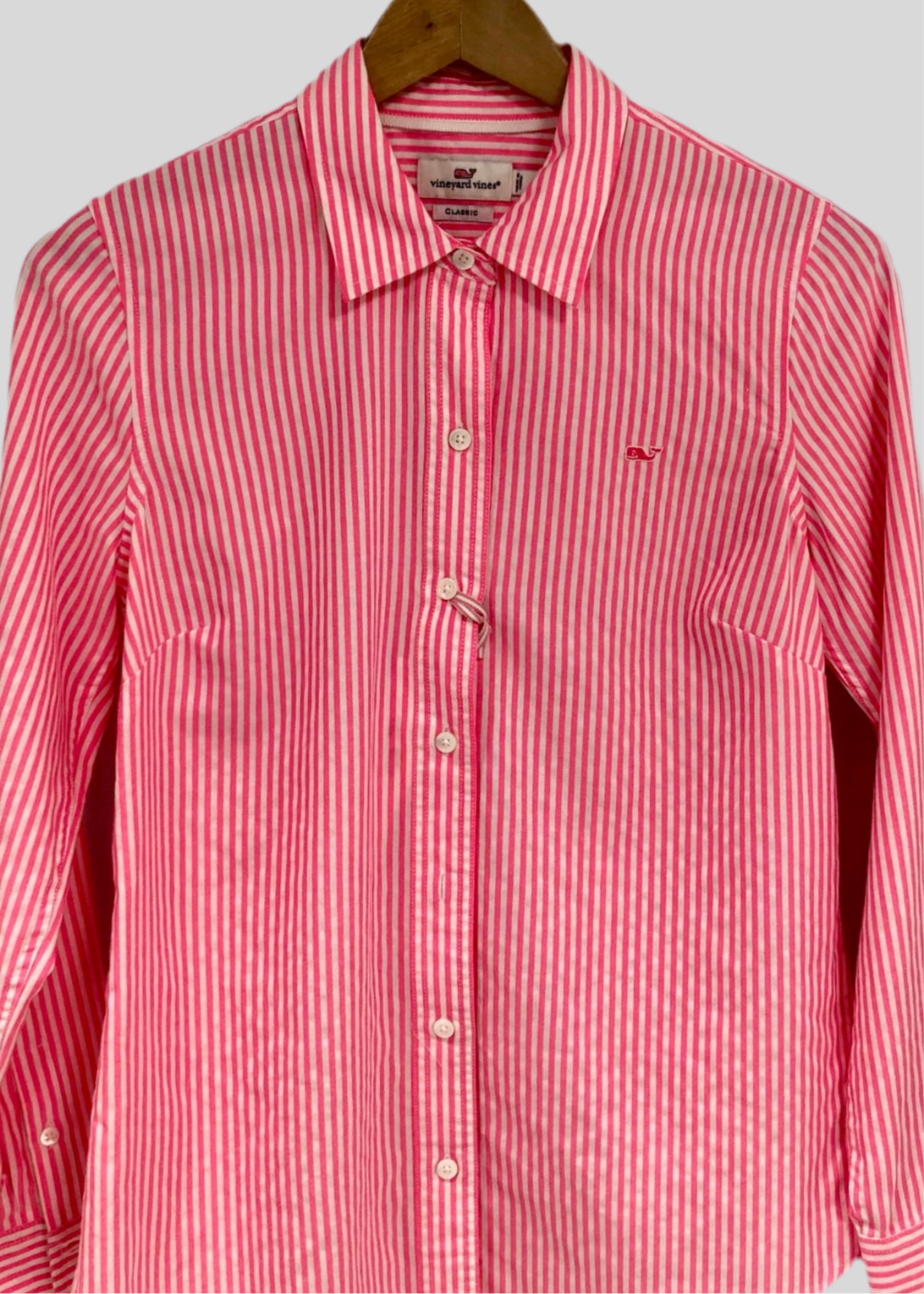 Camisa de mujer Vineyard Vines 🐳 con patrón de rayas en rosado intenso y blanco Talla S (4) Entalle Regular