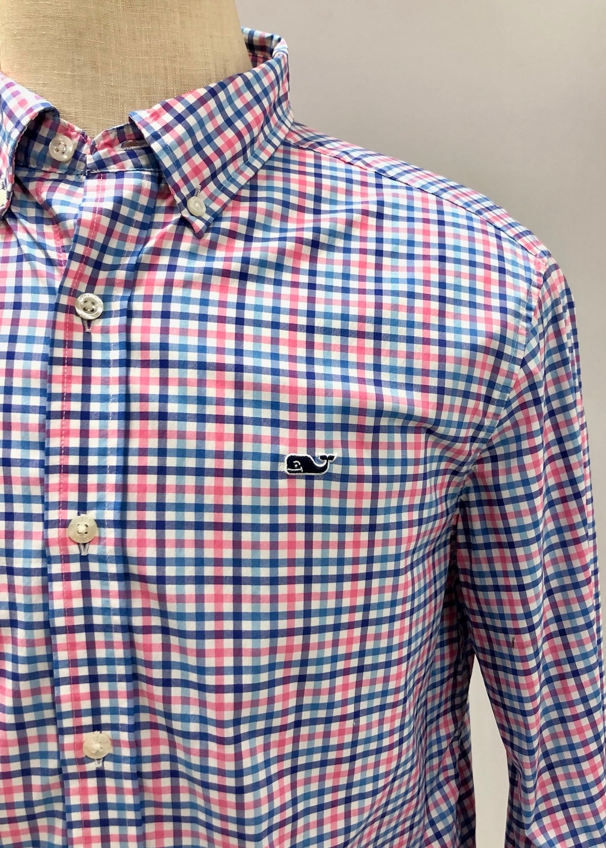 Camisa de botones Vineyard Vines 🐳 Performance de cuadros en color rosado, azul y blanco Talla M Entalle Clásico